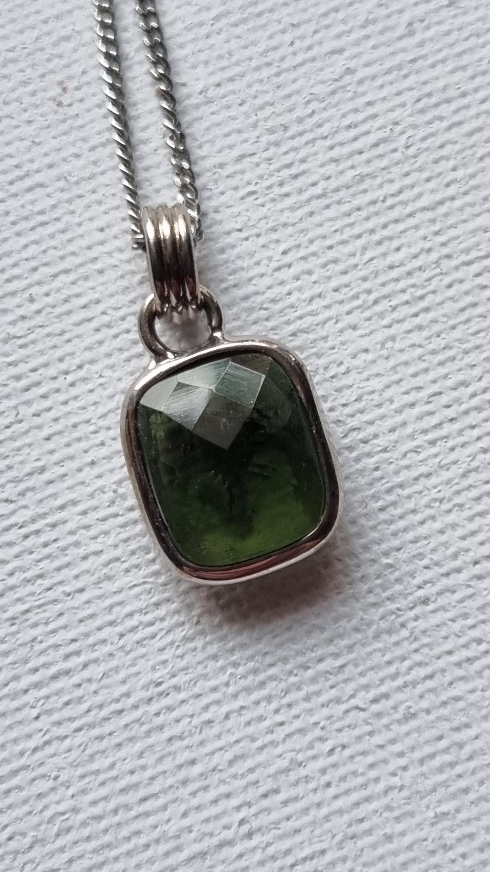Wunderschöner, Kleiner Moldavit Anhänger | Glasmeteorit Tschechien Mit Silberfassung An Gratis Silberkette Wunderschöner, Kleiner Moldavit Anhänger | Glasmeteorit Tschechien Mit Silberfassung An Gratis Silberkette von ElkesEdelsteinstube