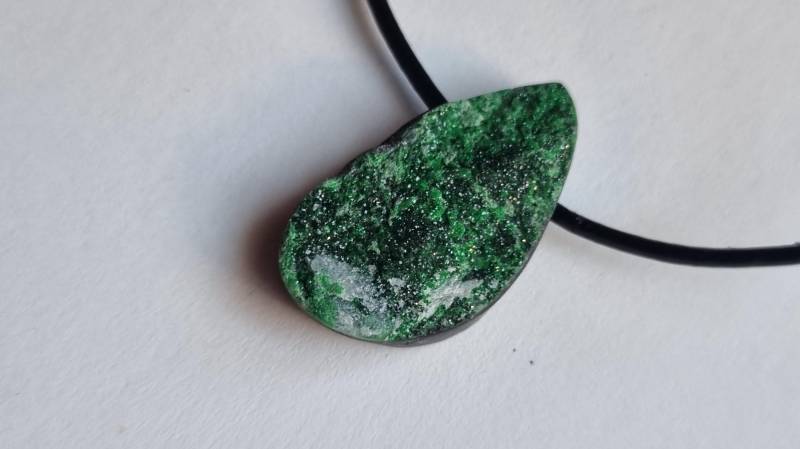 Wunderschöner, Seltener Uwarowit | Granat Mit Lederband von ElkesEdelsteinstube