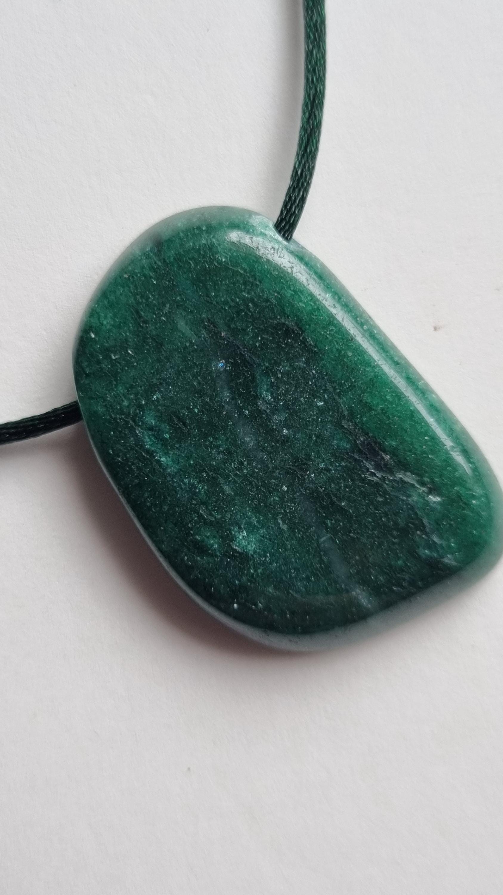 Wunderschöner Anhänger Aus Dunklem Aventurin-Glimmer Mit Seidenkordel von ElkesEdelsteinstube