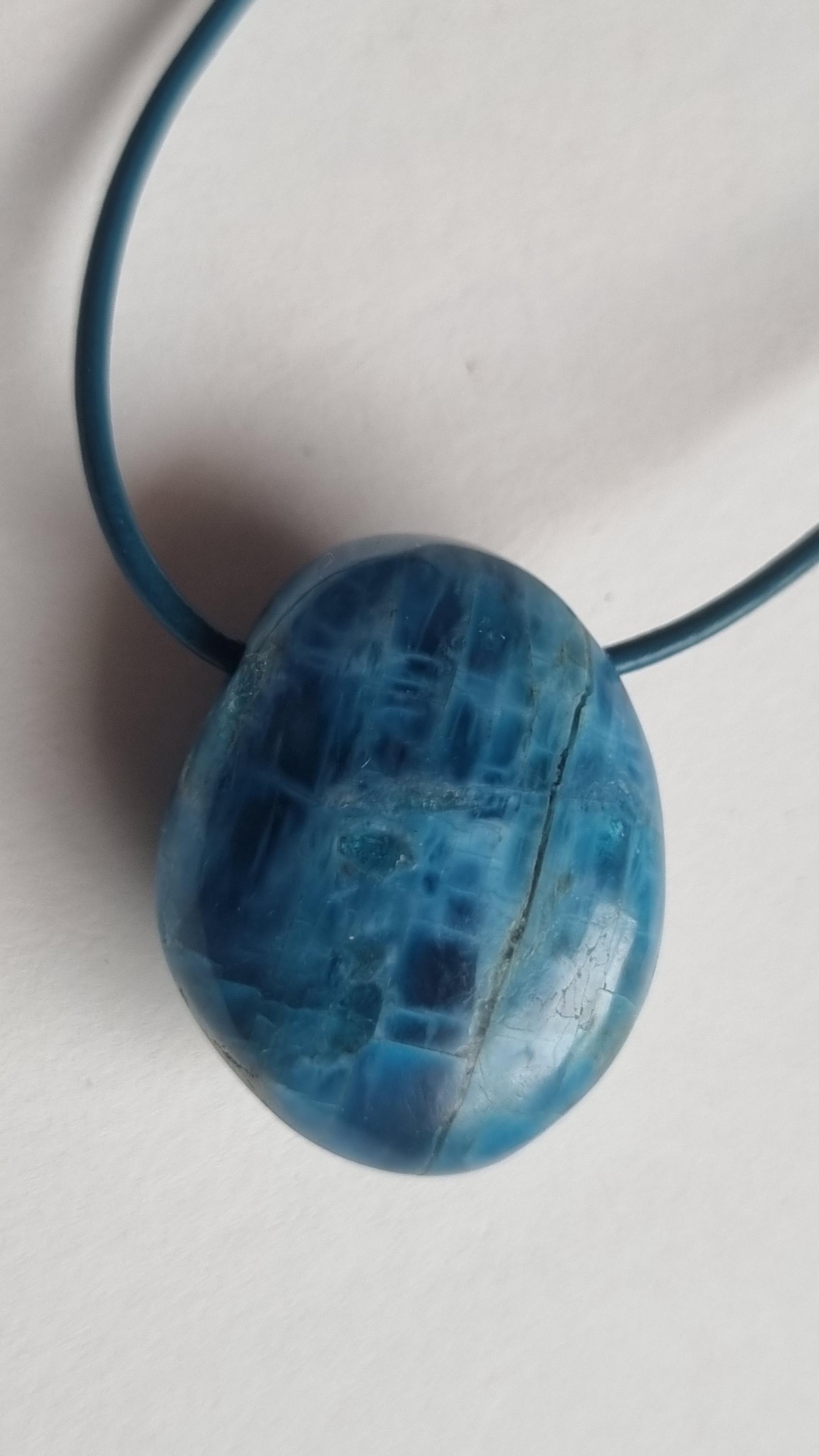 Wunderschöner Apatit Mit Lederband von ElkesEdelsteinstube