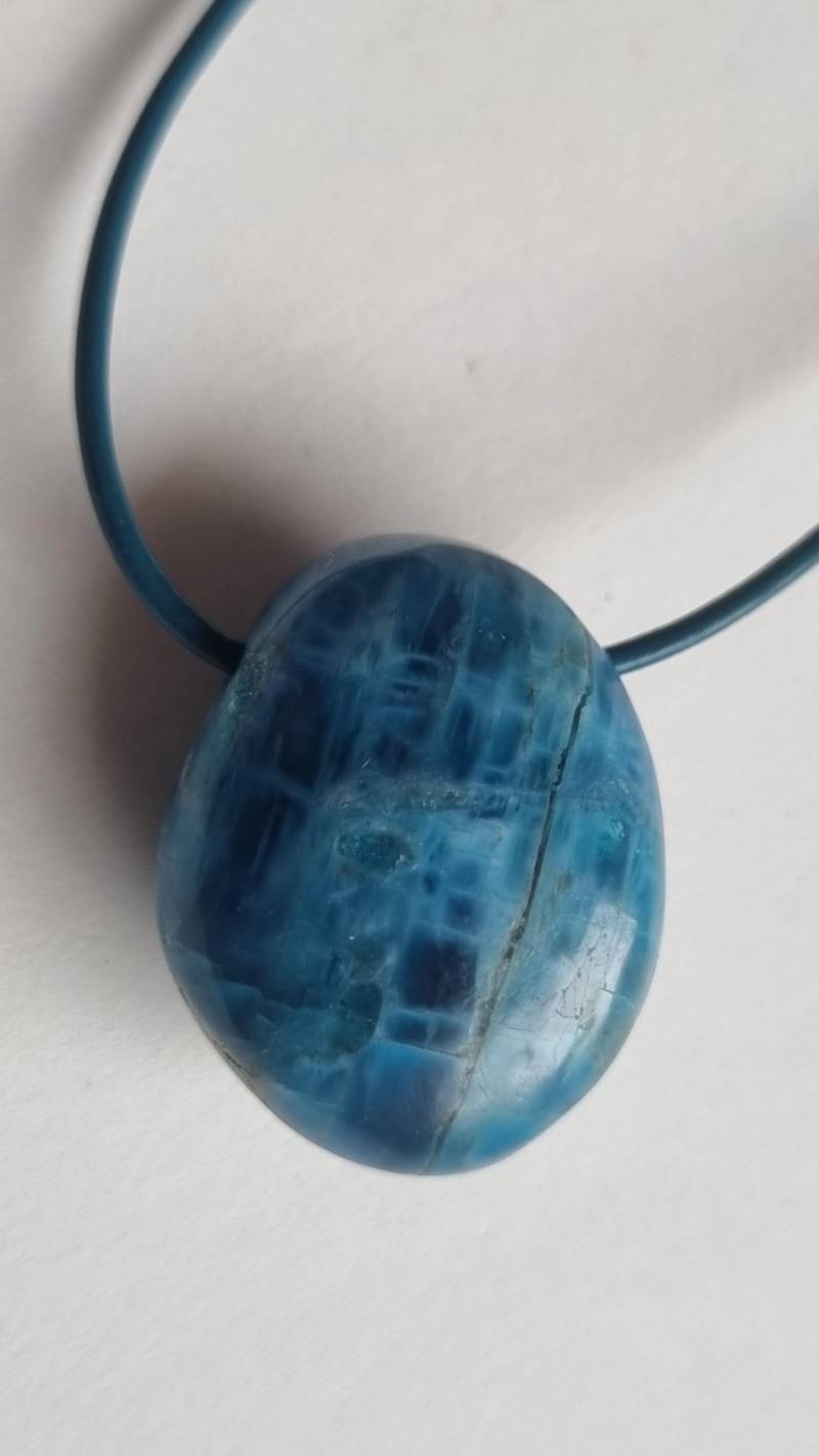 Wunderschöner Apatit Mit Lederband von ElkesEdelsteinstube