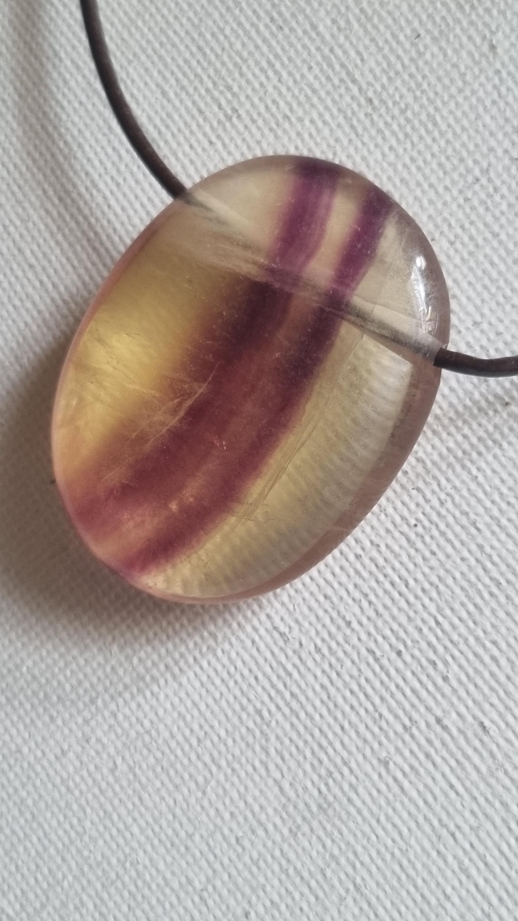 Wunderschöner Gelb-Violetter Fluorit Mit Lederband Wunderschöner Gelb-Violetter Fluorit Mit Lederband von ElkesEdelsteinstube