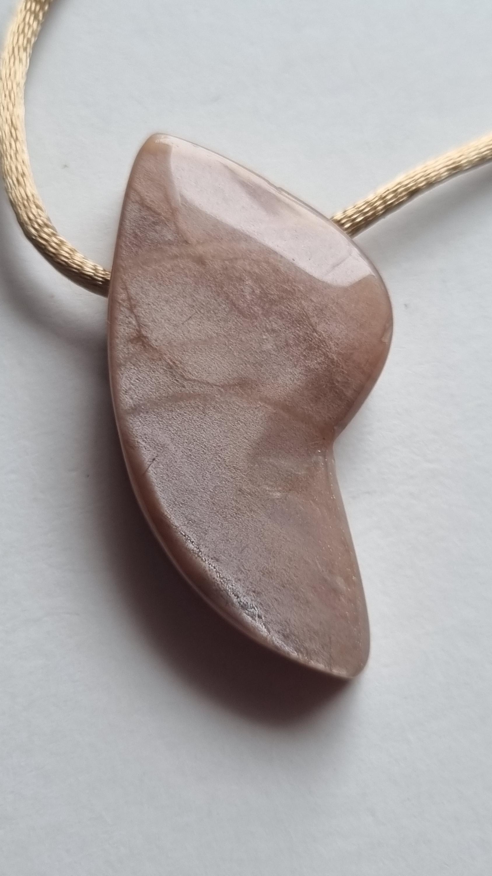 Wunderschöner Mondstein Mit Seidenkordel von ElkesEdelsteinstube