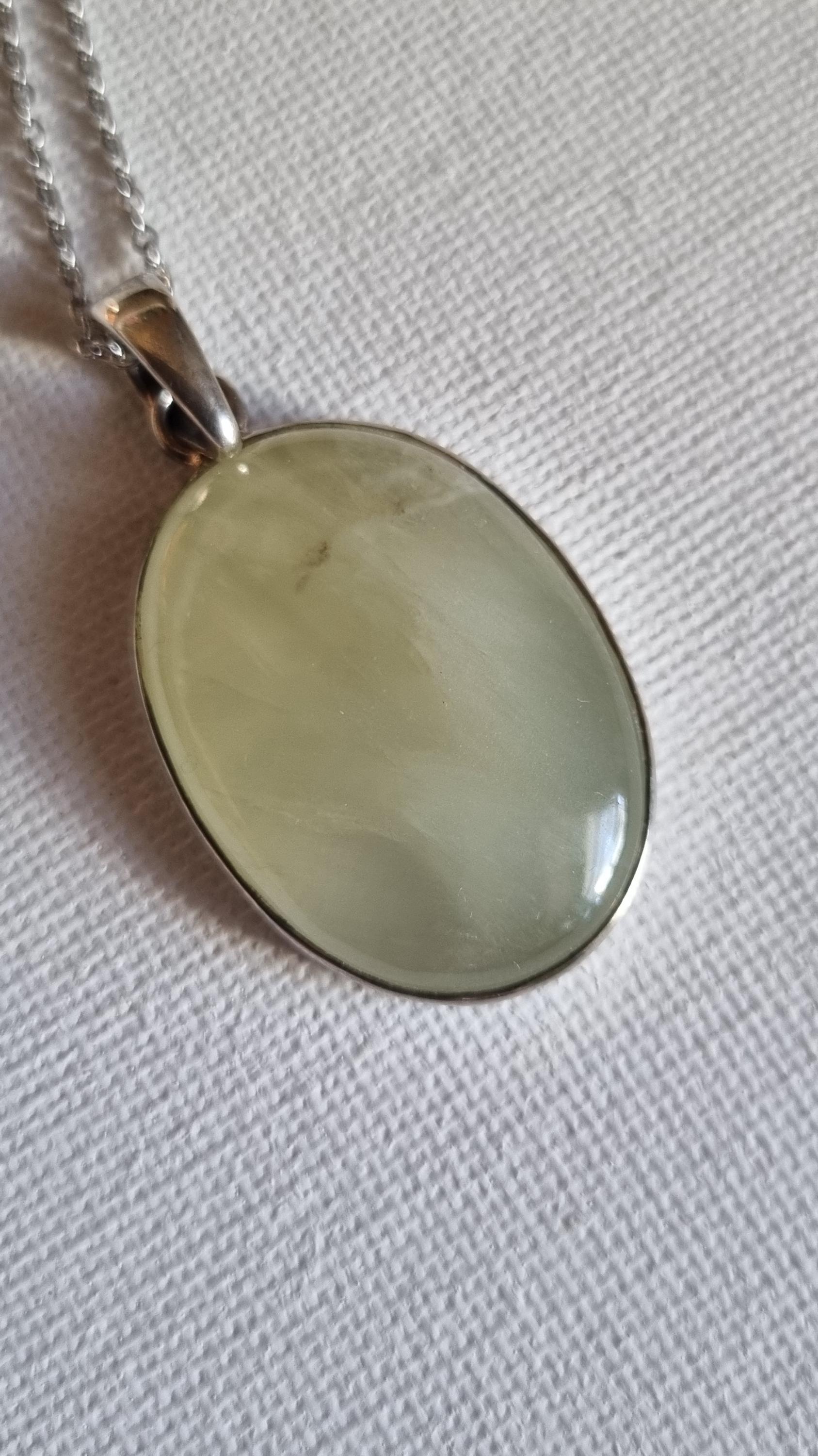 Wunderschöner Prehnit Anhänger in Silberfassung Mit Gratis Kette Wunderschöner Prehnit Anhänger in Silberfassung Mit Gratis Kette von ElkesEdelsteinstube