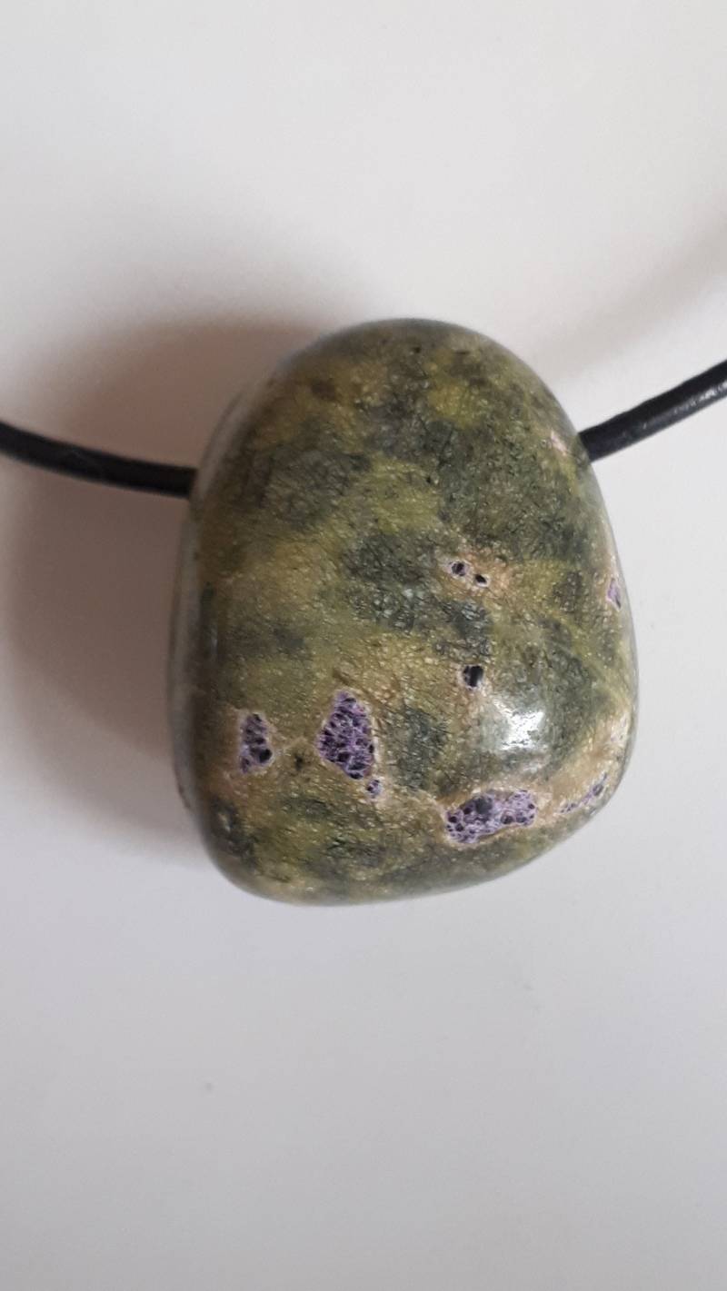 stichit in Serpentin Mit Lederband von ElkesEdelsteinstube