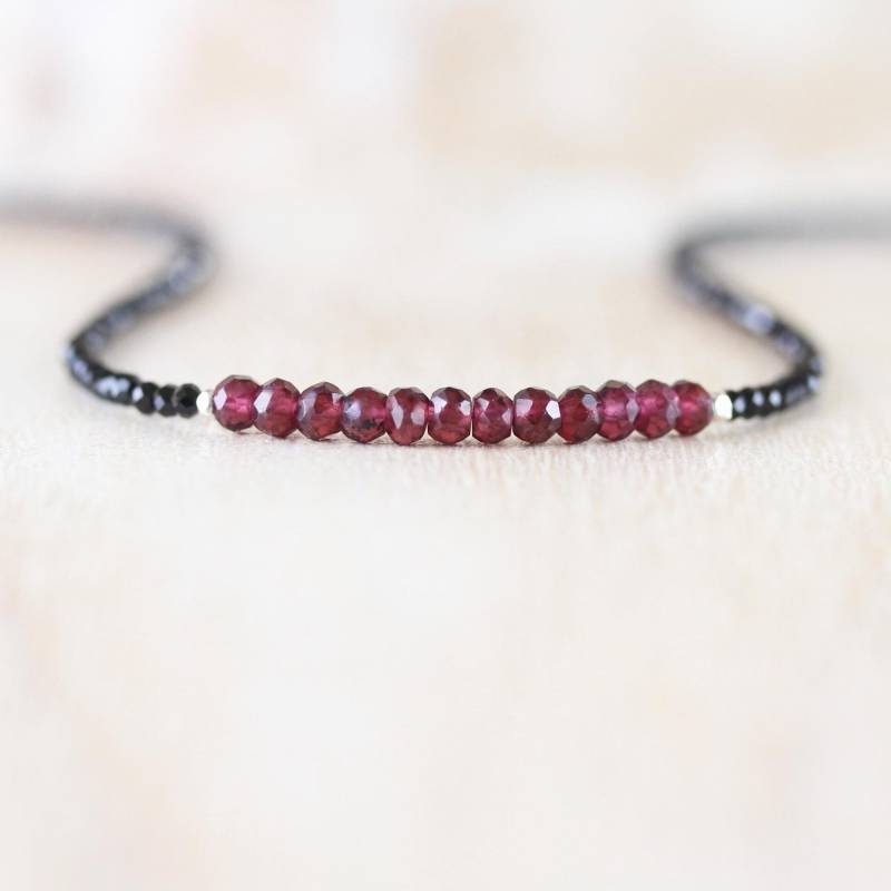 Rhodolith Granat & Schwarzer Spinell Halskette in Sterling Silber, Gold Oder Rosegold Filled, Edelstein Halsreif, Layering Schmuck Für Frauen von EllaArtisanJewellery