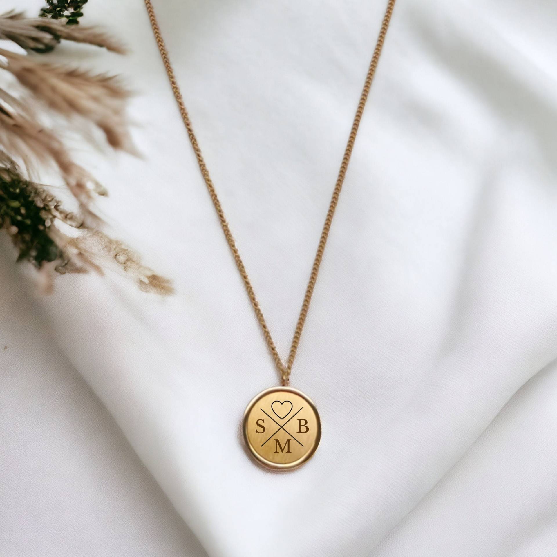 Halskette Mit Gravur, Goldene Medaillonkette Aus Hypoallergenem Edelstahl, 15mm Anhänger Persönlichem Text | Fein, Dezent Und Edel von EllaMiaBella