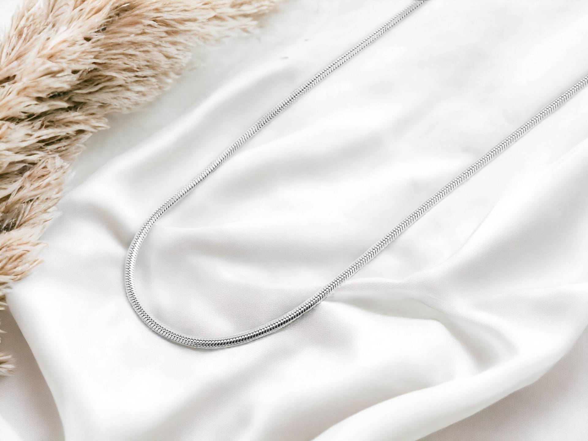 Silberne Halskette, Schlangenkette Aus Edelstahl, Kette Hypoallergenem Silber, Fein, Dezent Und Edel von EllaMiaBella