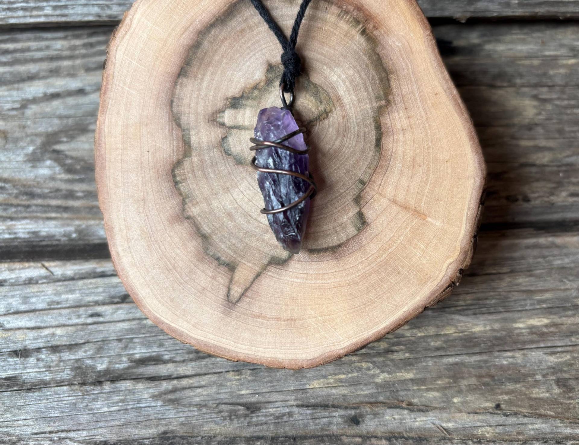 Amethyst Rohkristall Anhänger in Kupfer An Lederband von EllaMinella