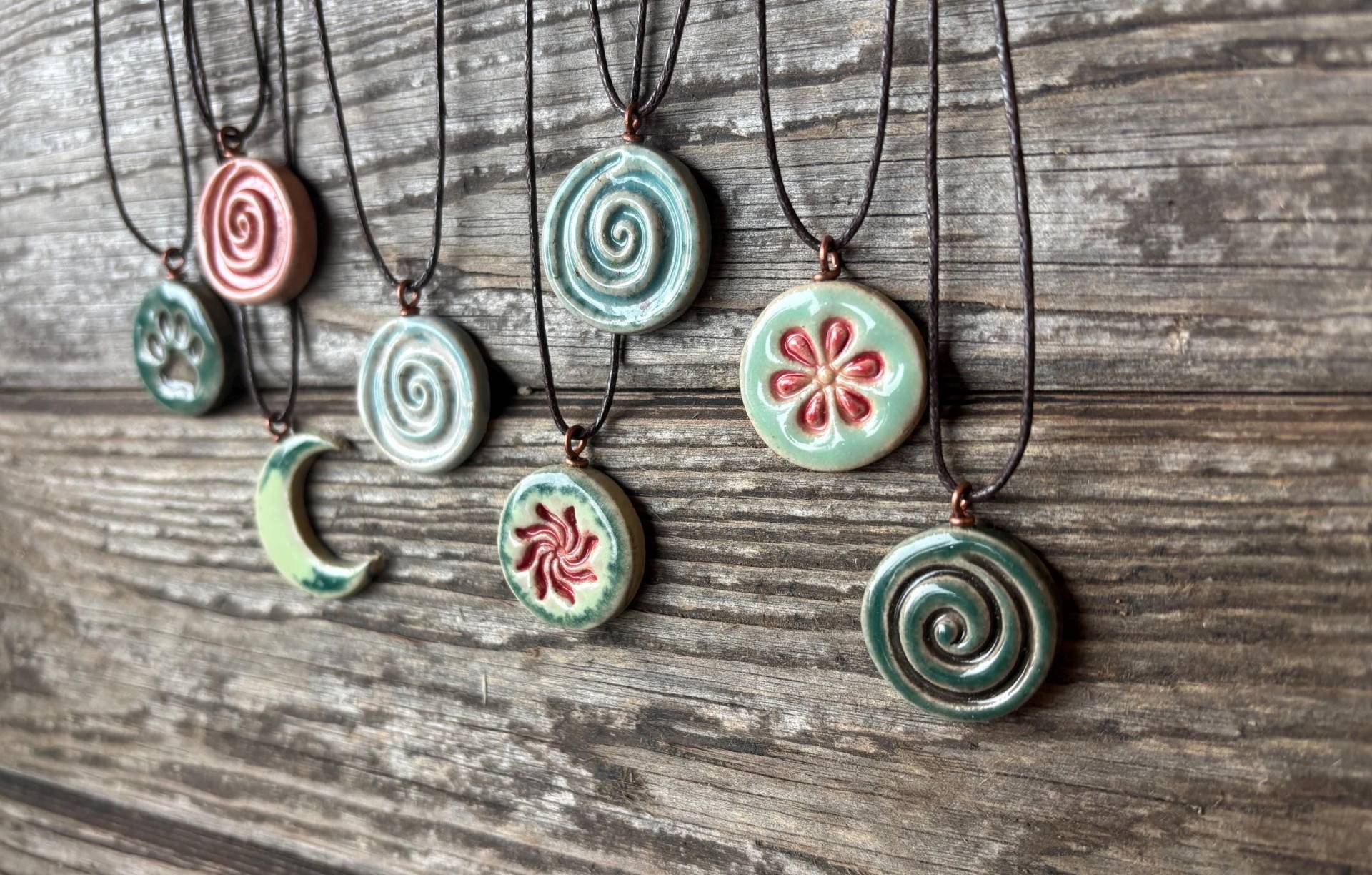 Bunte Ton Anhänger, Glasiert Handgearbeitet, Sonne, Mond, Blüten, Blätter, Pfote, Triskele, Yin&yang, Spirale von EllaMinella