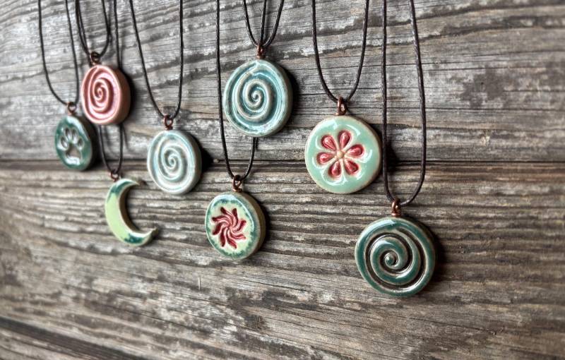 Bunte Ton Anhänger, Glasiert Handgearbeitet, Sonne, Mond, Blüten, Blätter, Pfote, Triskele, Yin&yang, Spirale von EllaMinella