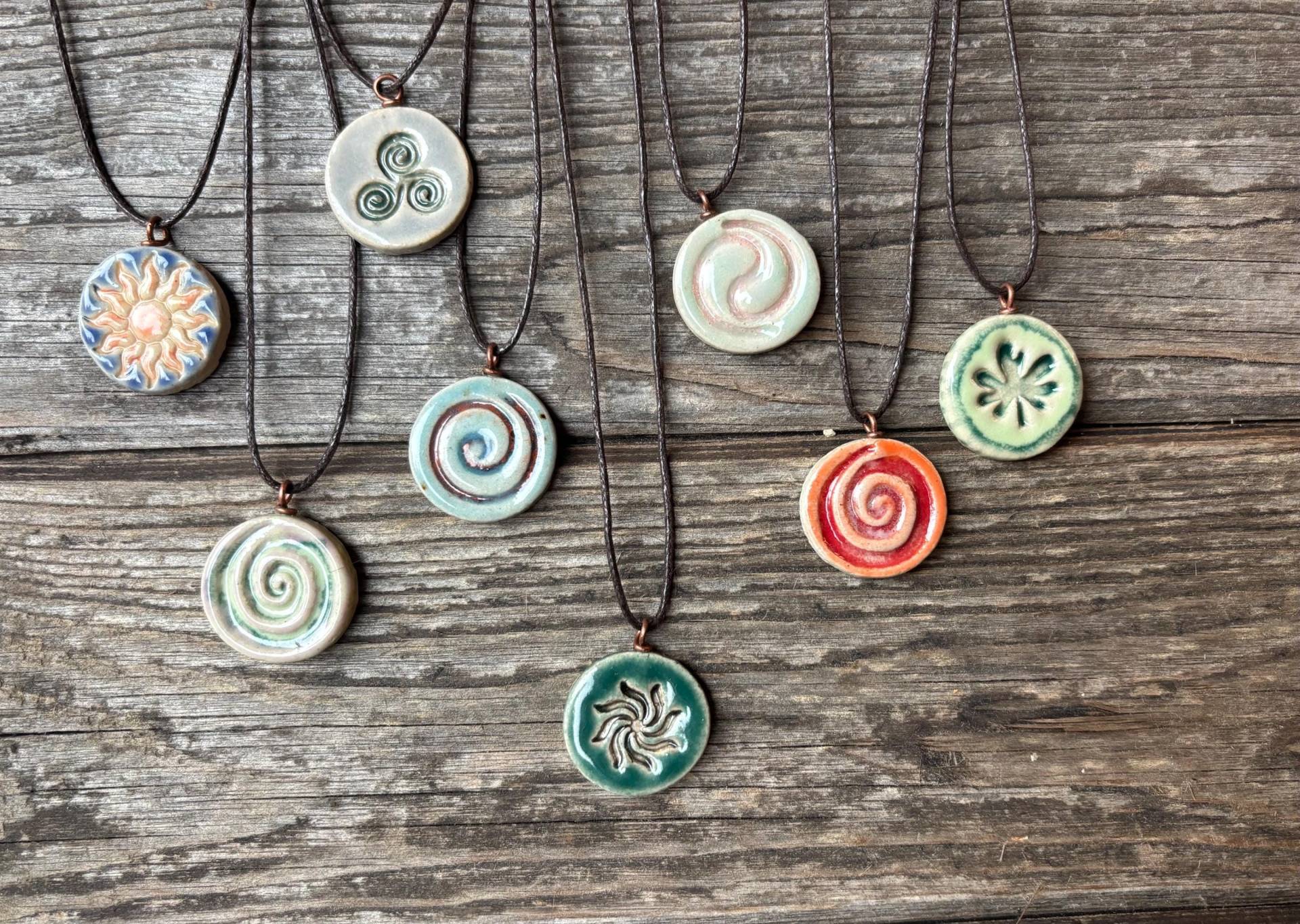 Bunte Ton Anhänger, Glasiert Handgearbeitet, Sonne, Mond, Blüten, Blätter, Pfote, Yin&yang, Triskele, Spirale von EllaMinella