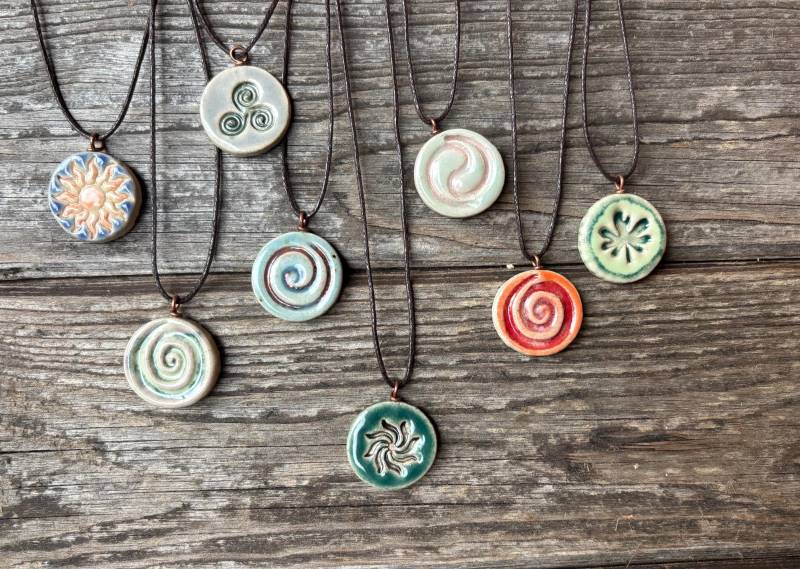 Bunte Ton Anhänger, Glasiert Handgearbeitet, Sonne, Mond, Blüten, Blätter, Pfote, Yin&yang, Triskele, Spirale von EllaMinella