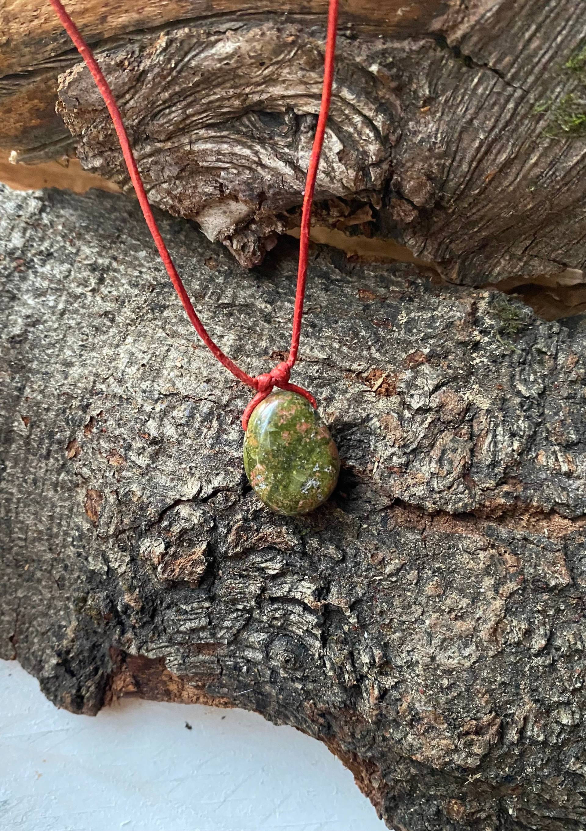 Epidot Anhänger/Kette An Lederband von EllaMinella