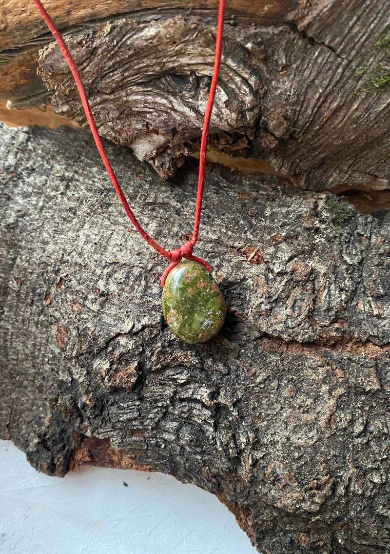 Epidot Anhänger/Kette An Lederband Epidot Anhänger/Kette An Lederband von EllaMinella