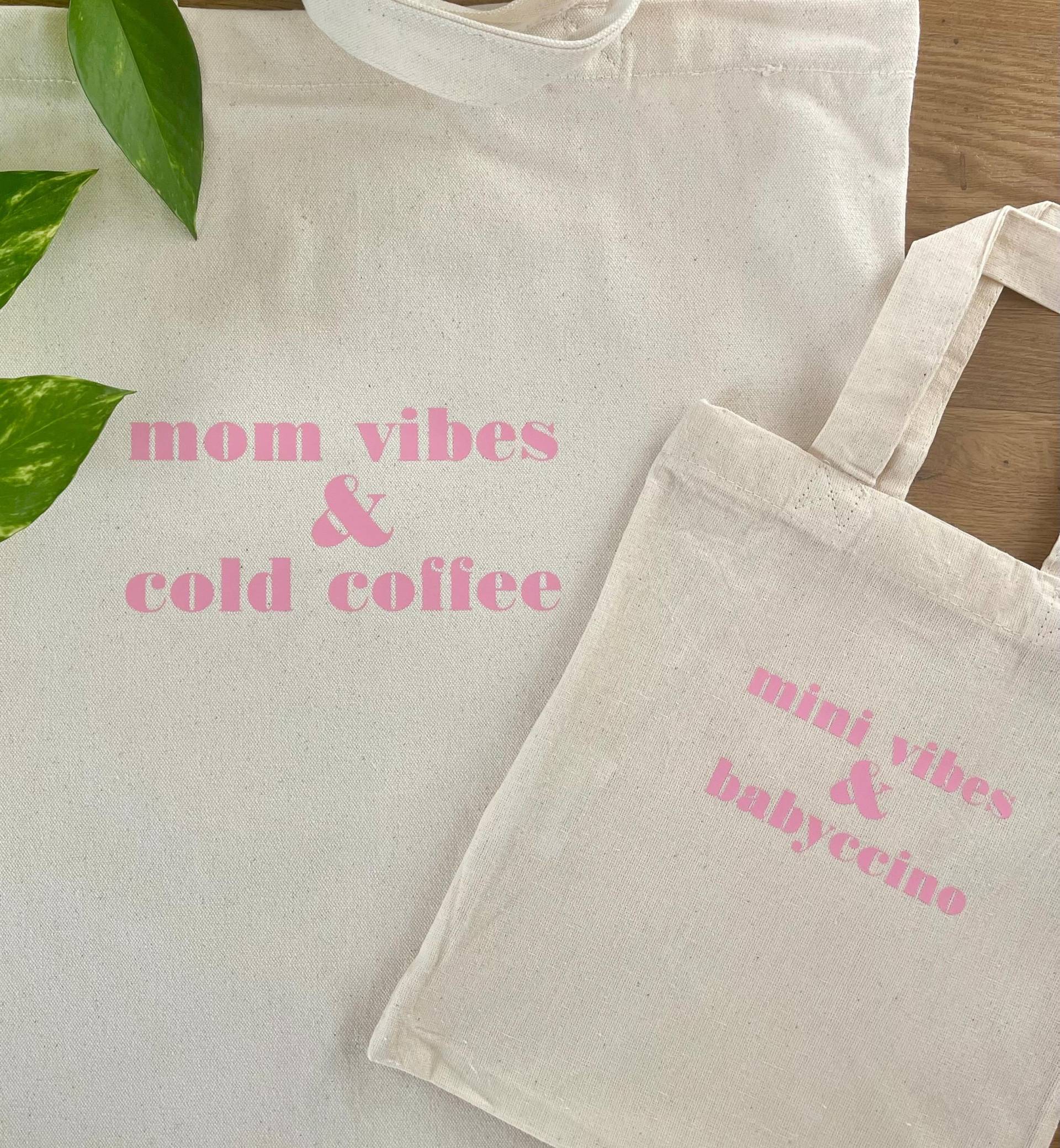Mama & Mini Partnerlook Taschen Mom Vibes Coffee Babyccino Canvas Bio Baumwolltasche Jutebeutel | Geschenk Geburtstag Kinder Geburt von EllaUndVi