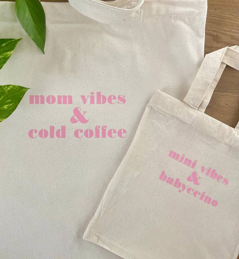 Mama & Mini Partnerlook Taschen Mom Vibes Coffee Babyccino Canvas Bio Baumwolltasche Jutebeutel | Geschenk Geburtstag Kinder Geburt von EllaUndVi