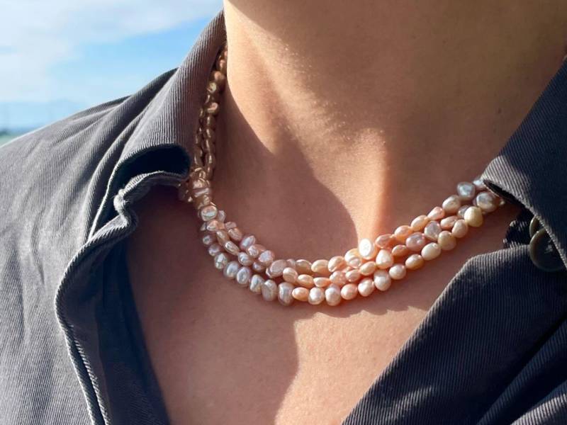 3-Reihige Perlenkette Halskette Aus Keshiperlen Kleine Perlen Zart Rosé Elegantes Schmuckstück Einzigartiges Unikat Vielseitig Zu Tragen von EllaandmeShop