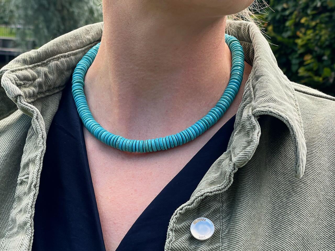 Kette Steinscheiben Türkis Minimalistisch Goldkarabiner Steinschmuck Halskette Farbakzent Sommer Outfit Schlichte Eleganz Steinkette Türkis von EllaandmeShop