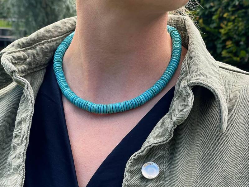 Kette Steinscheiben Türkis Minimalistisch Goldkarabiner Steinschmuck Halskette Farbakzent Sommer Outfit Schlichte Eleganz Steinkette Türkis von EllaandmeShop