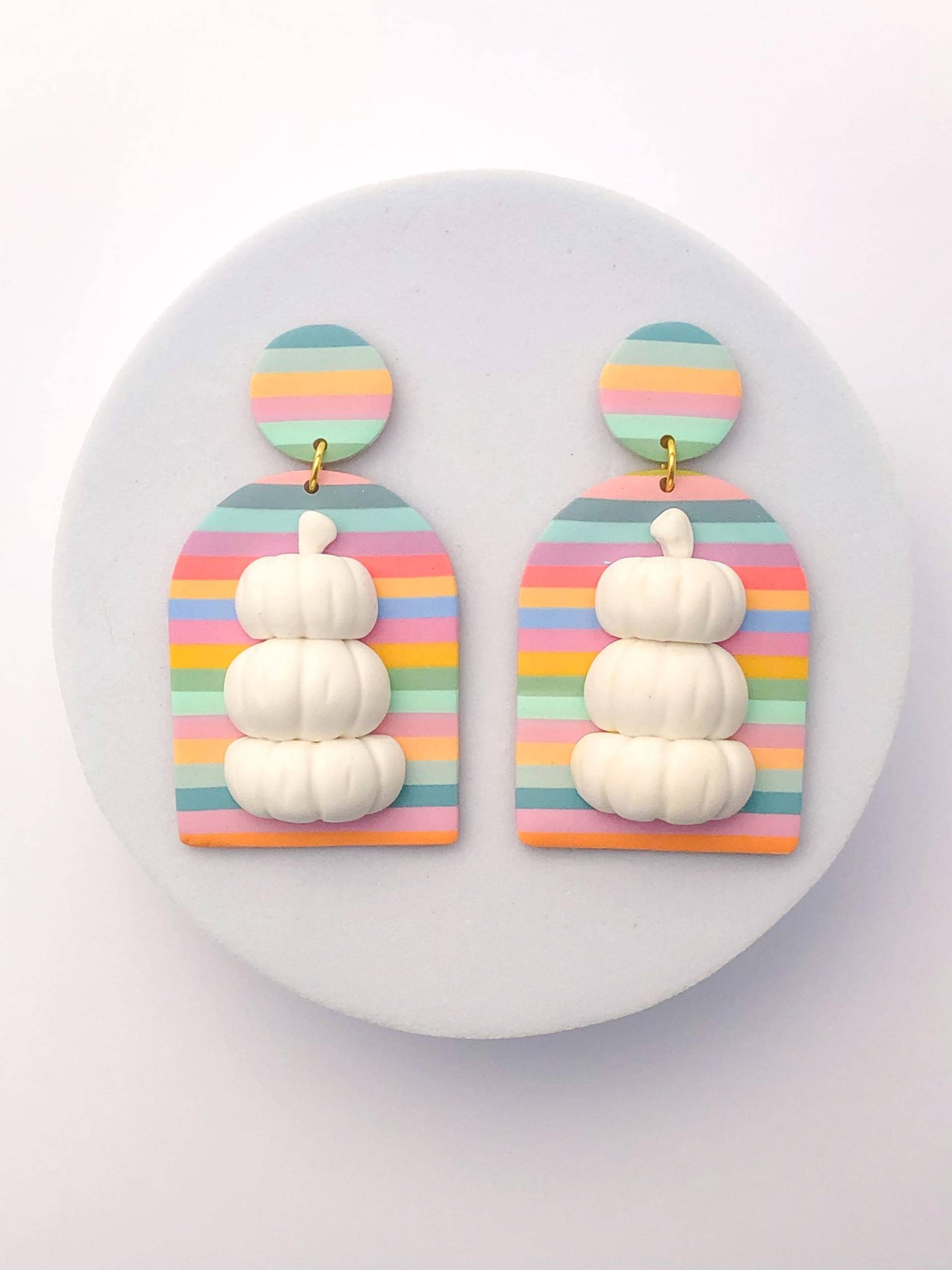 3D Kürbis Stapel Ohrring, Mehrfarbiger Regenbogen Streifen, Big Arch Statement Baumeln, Halloween Herbst Schmuck, Handgefertigt Gemeißelt Leicht von ElleBeeClay