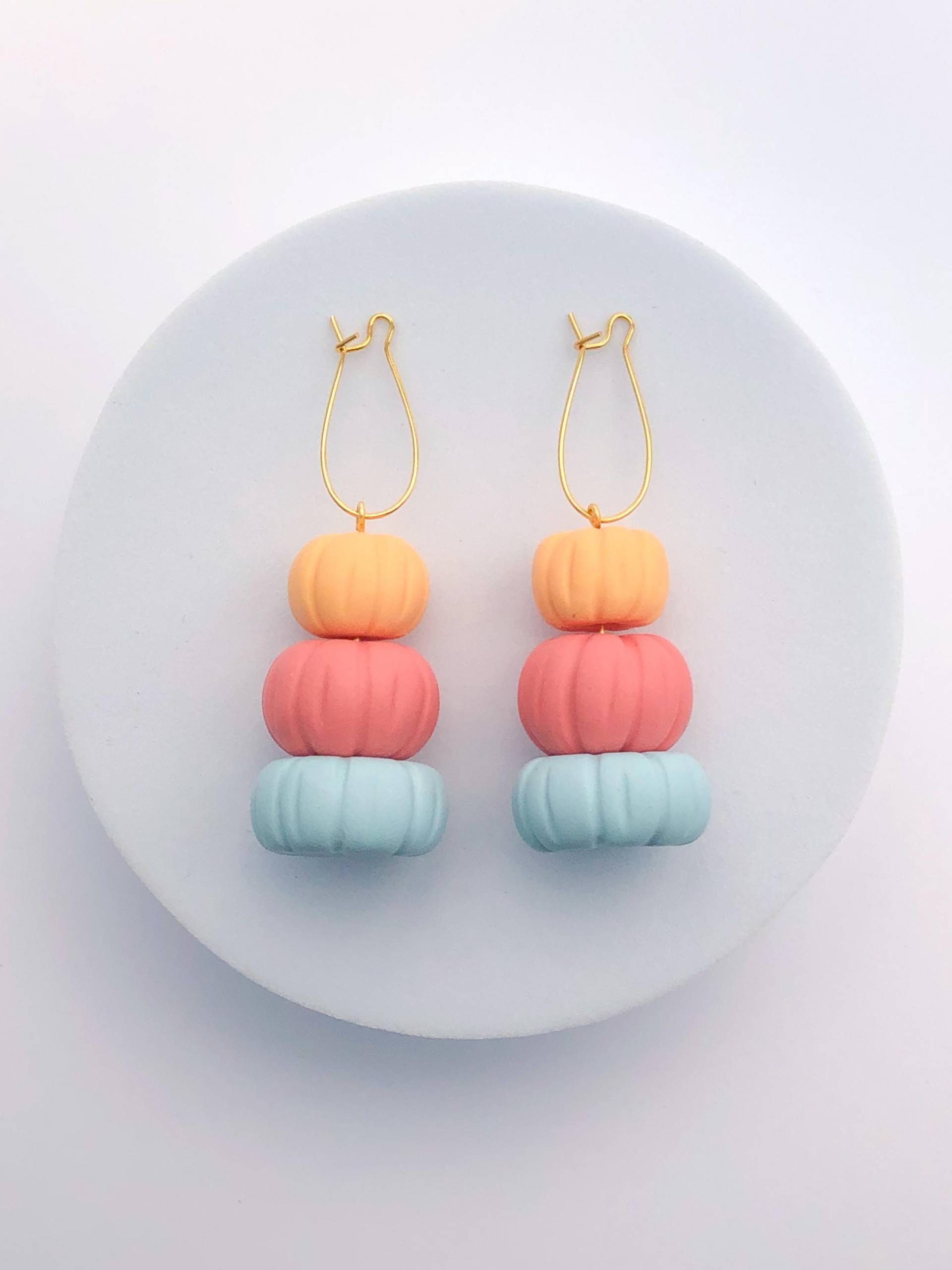 3D Multicolor Kürbis Stapel Ohrring, Hand Sculpted Halloween Baumeln, Herbst Saison Schmuck, Handgemachtes Leichtes Geschenk, Polymer Clay Accessoire von ElleBeeClay