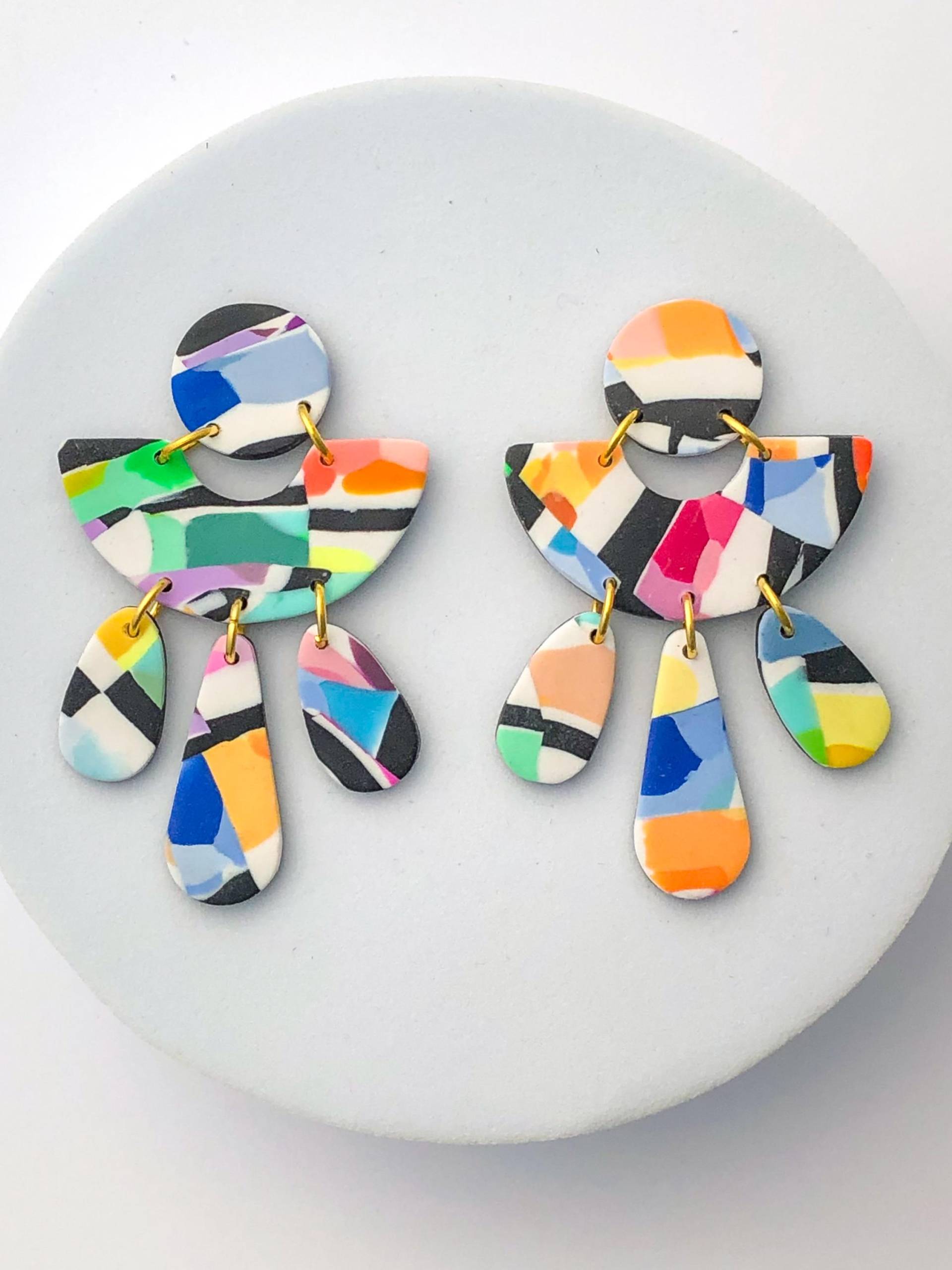 Abstrakte Bunte Baumeln-Ohrringe Für Frühling, Sommer Schmuck von ElleBeeClay