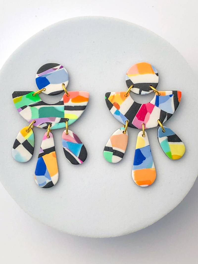 Abstrakte Bunte Baumeln-Ohrringe Für Frühling, Sommer Schmuck von ElleBeeClay