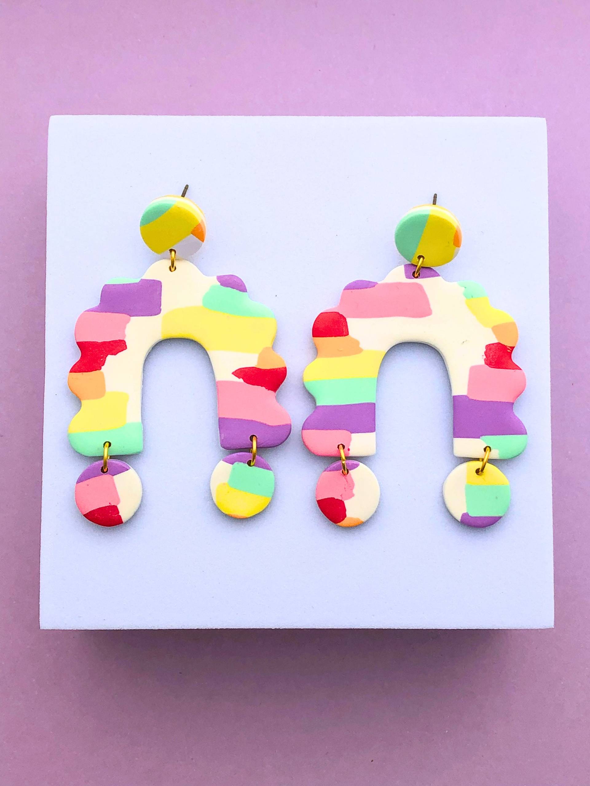 Abstrakter Regenbogen Streifen Polymer Clay Ausgebogter Bogen Baumeln Und Tropfenohrringe Für Frühling Sommer, Leichter Schmuck, Handgemachte von ElleBeeClay