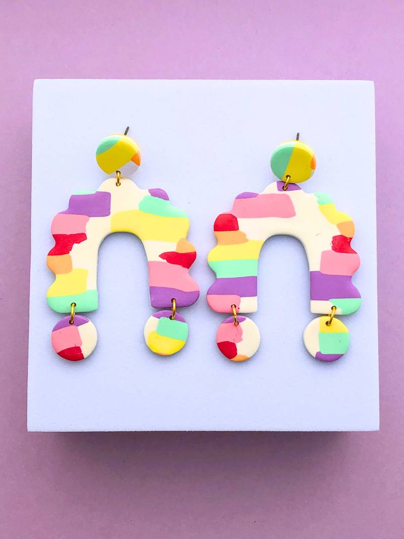Abstrakter Regenbogen Streifen Polymer Clay Ausgebogter Bogen Baumeln Und Tropfenohrringe Für Frühling Sommer, Leichter Schmuck, Handgemachte von ElleBeeClay