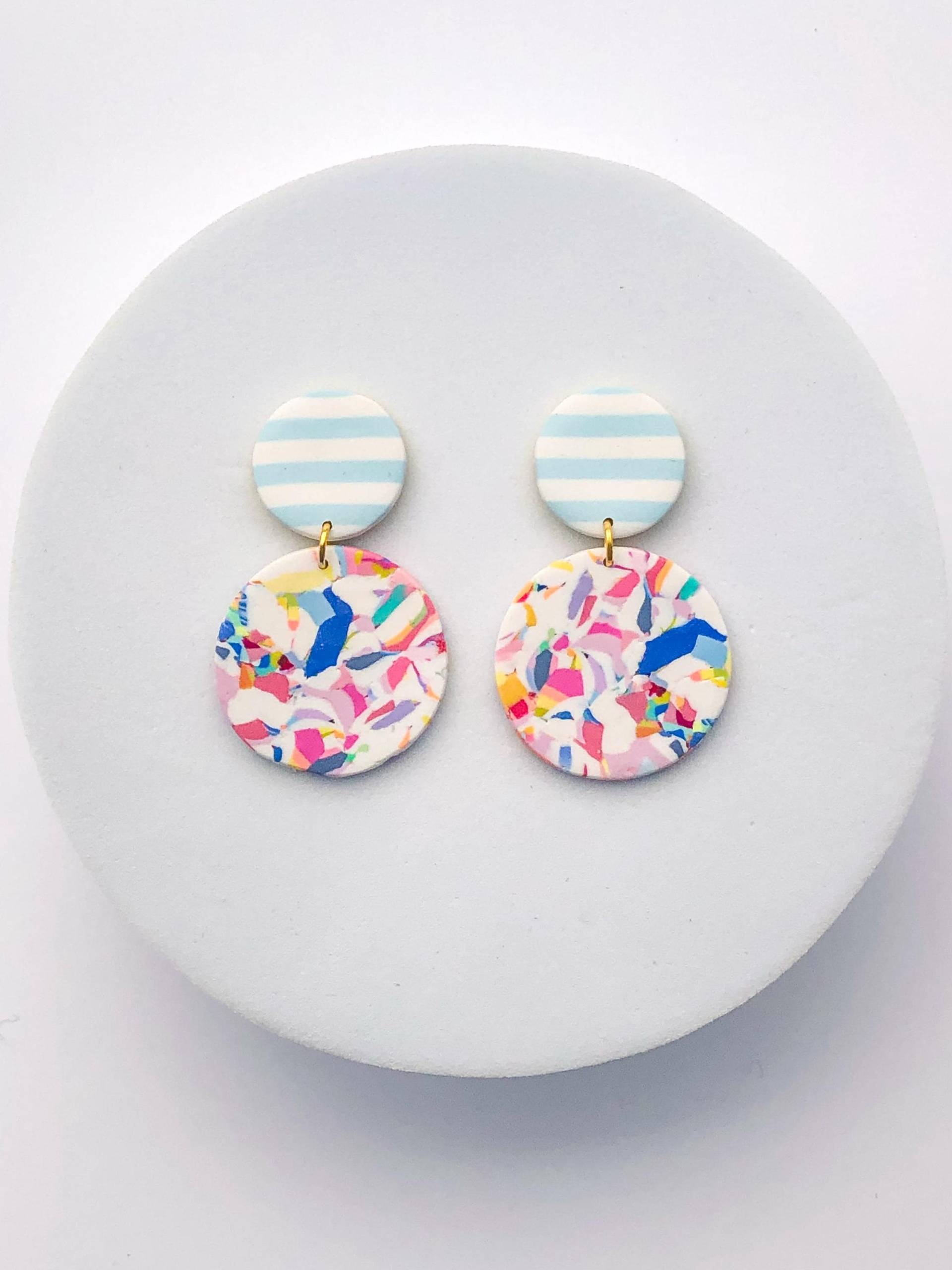 Blau Und Weiß Streifen, Bunt Gemischte Druck Ohrring, Kreis Baumeln, Polymer Clay Schmuck, Leichtes Handgemachtes Geschenk Für Sie, Empfindliche von ElleBeeClay