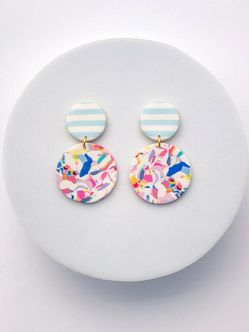 Blau Und Weiß Streifen, Bunt Gemischte Druck Ohrring, Kreis Baumeln, Polymer Clay Schmuck, Leichtes Handgemachtes Geschenk Für Sie, Empfindliche von ElleBeeClay