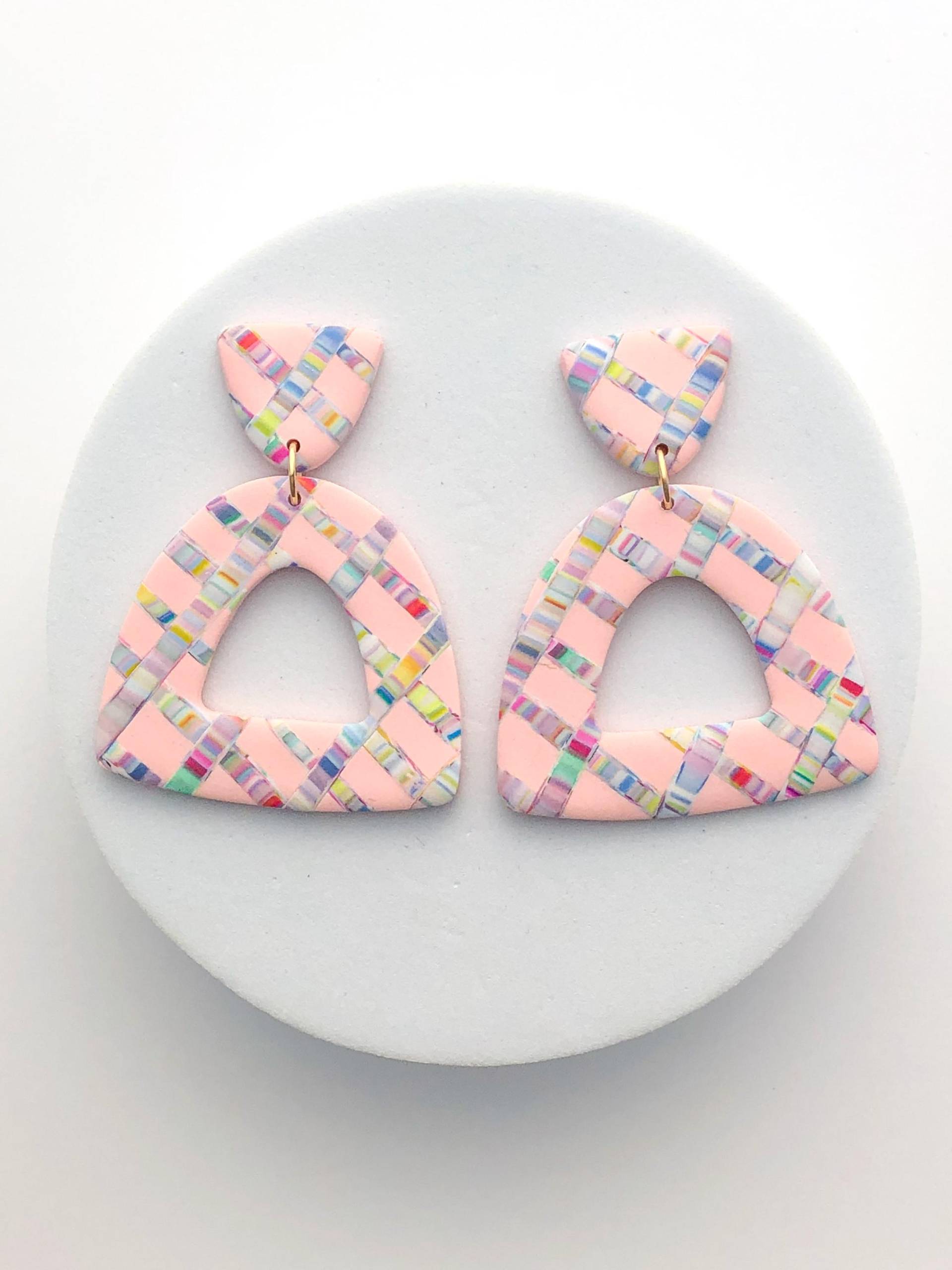 Bunter Groß Sommer Ohrhänger, Fimo Ohrring, Rosa Karo, Leichtes Handgemachtes Geschenk Für Sie, Empfindliche Ohren, Spaß Schmuck von ElleBeeClay