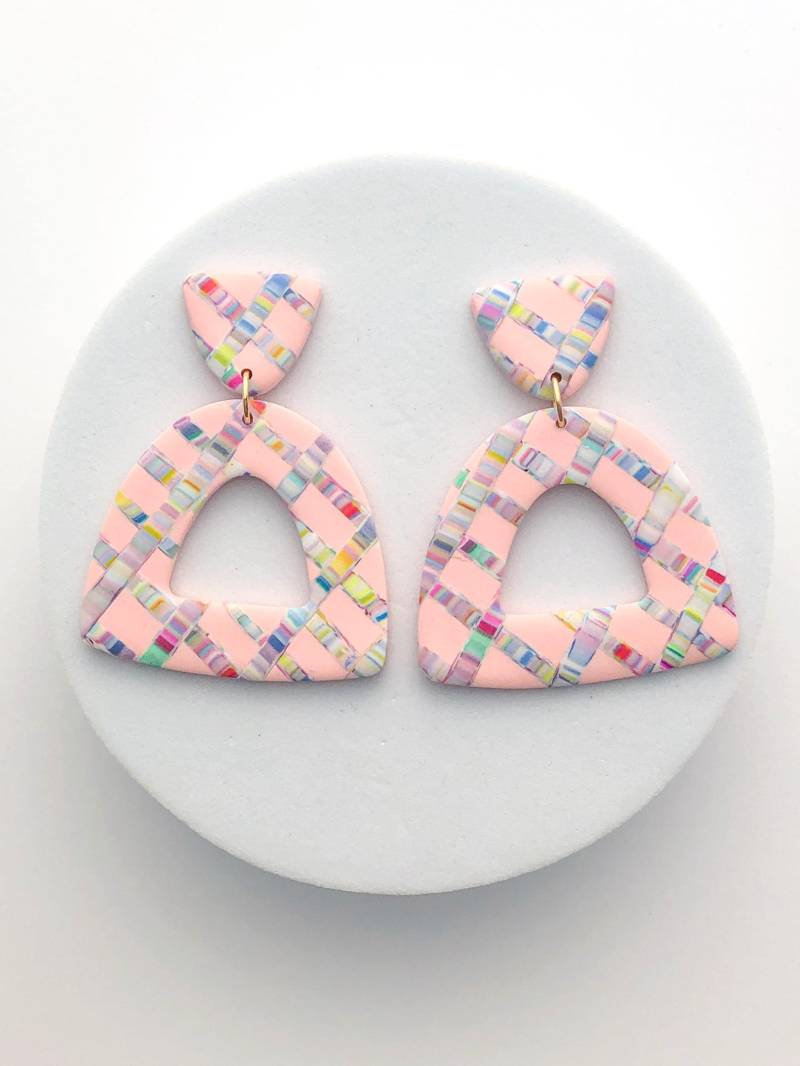 Bunter Groß Sommer Ohrhänger, Fimo Ohrring, Rosa Karo, Leichtes Handgemachtes Geschenk Für Sie, Empfindliche Ohren, Spaß Schmuck von ElleBeeClay