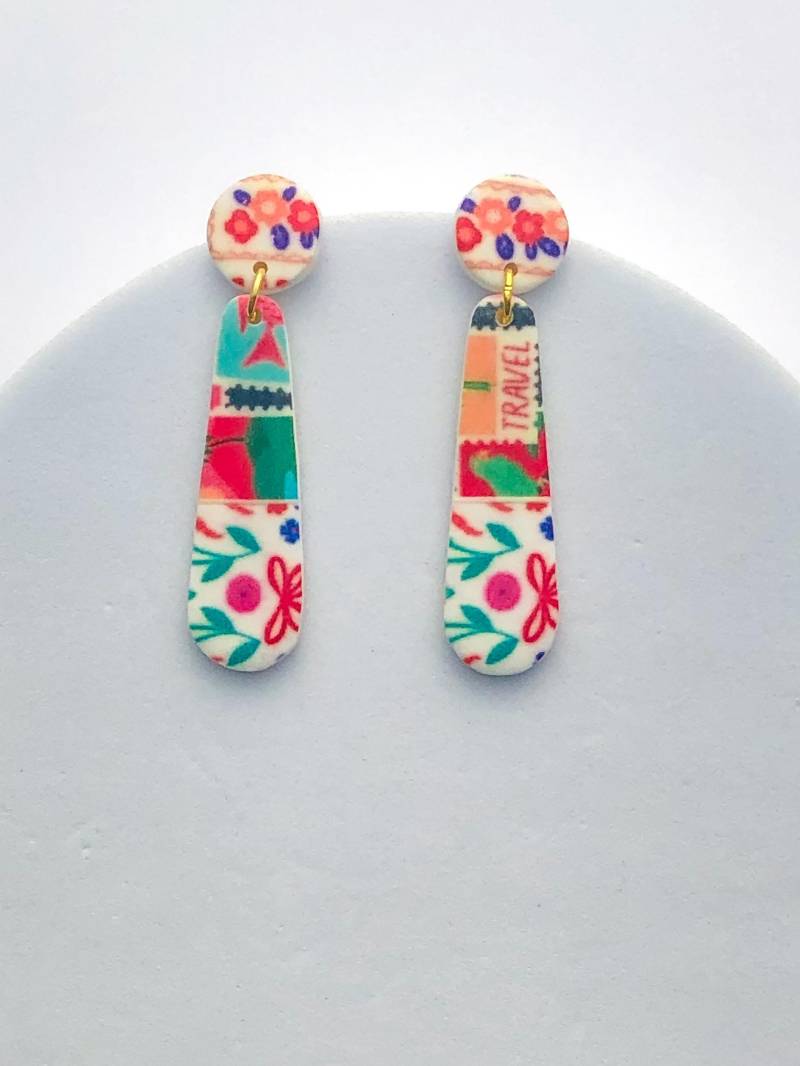 Bunter Mix Print Baumeln, Kleine Teardrop Ohrhänger, Blumen Print, Leichter Schmuck Aus Polymer Clay, Frau Im Besitz Handgemacht, Für Empfindliche von ElleBeeClay