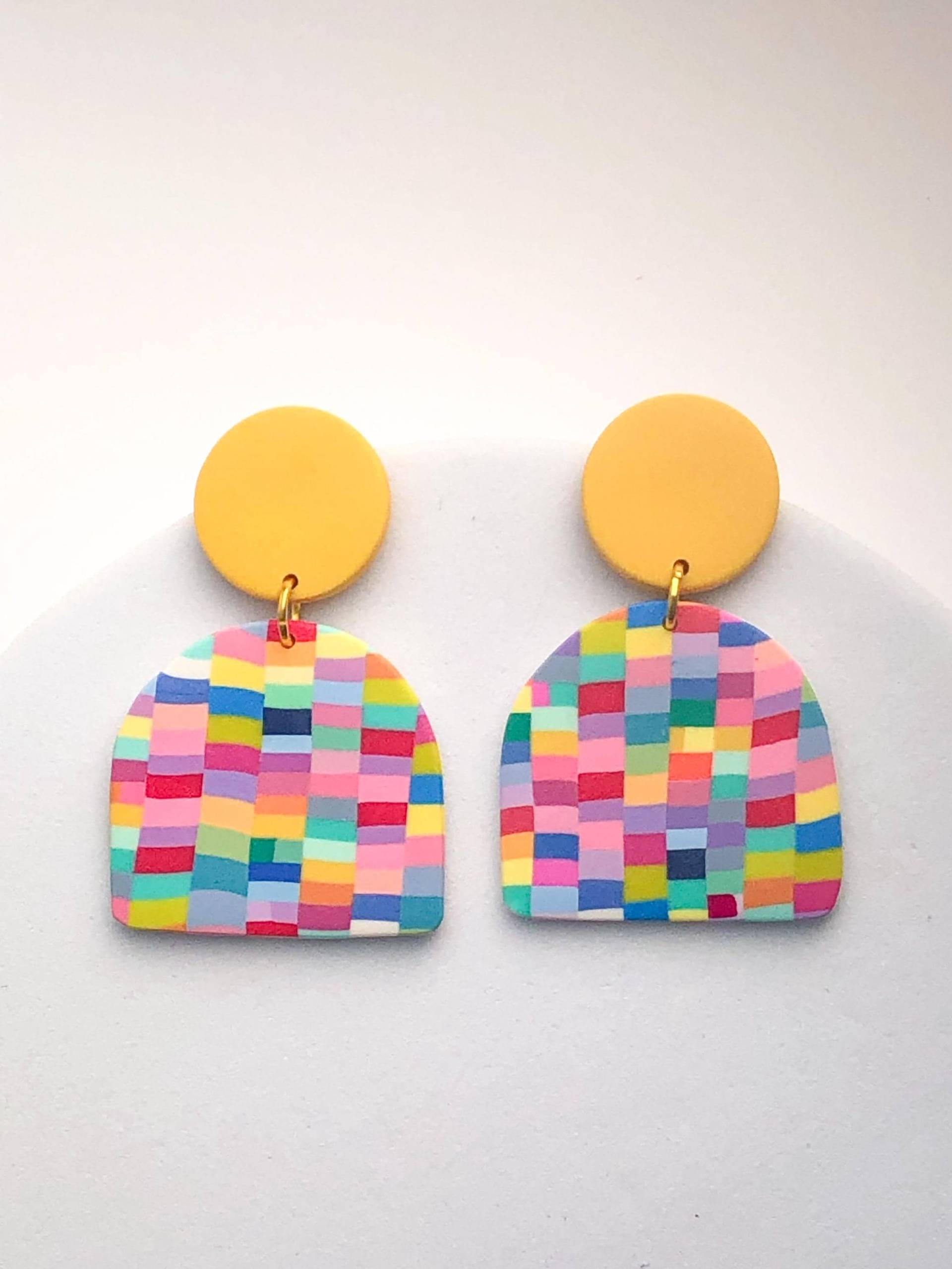Bunter Patchwork Ohrring, Mischdruck, Polymer Clay Schmuck, Leichtes Handgemachtes Geschenk Für Sie, Helle Regenbogen Farbe, Empfindliches Ohr von ElleBeeClay