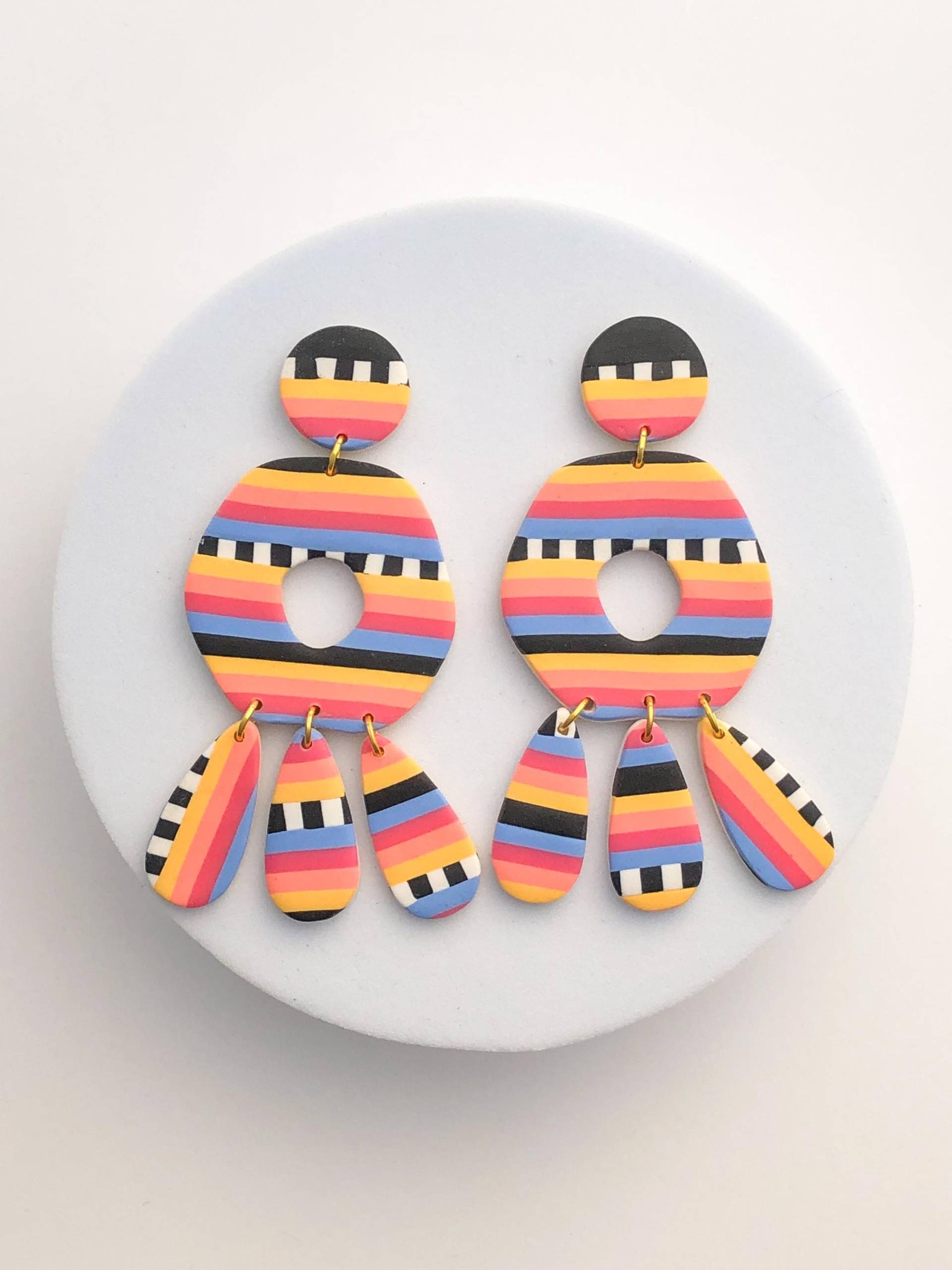 Bunter Streifen Ohrring, Funky Gemischter Druck, Kunstlehrer Geschenk, Leichtes Handgemachtes Geschenk Für Sie, Empfindliche Ohren, Schwarze Und von ElleBeeClay