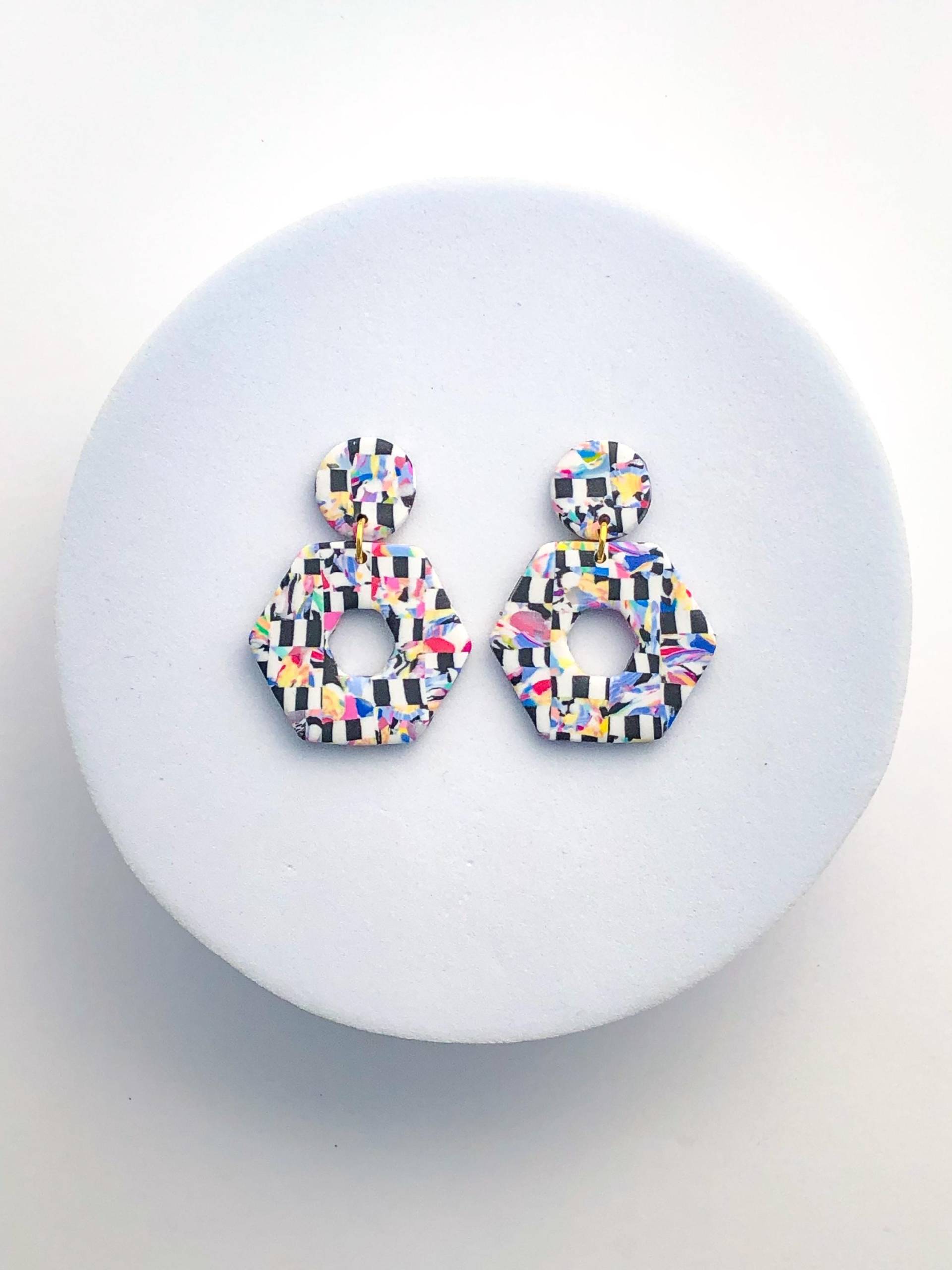 Funky Bunter Ohrring, Leichtes Handgemachtes Geschenk Für Sie, Empfindliche Ohren, Schwarze Und Weiße, Lebendige Farben, Polymer Clay Schmuck von ElleBeeClay