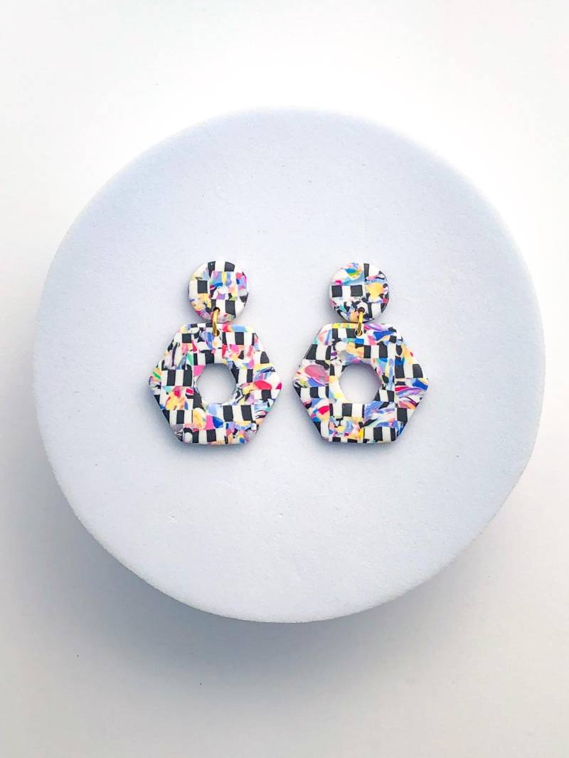 Funky Bunter Ohrring, Leichtes Handgemachtes Geschenk Für Sie, Empfindliche Ohren, Schwarze Und Weiße, Lebendige Farben, Polymer Clay Schmuck von ElleBeeClay