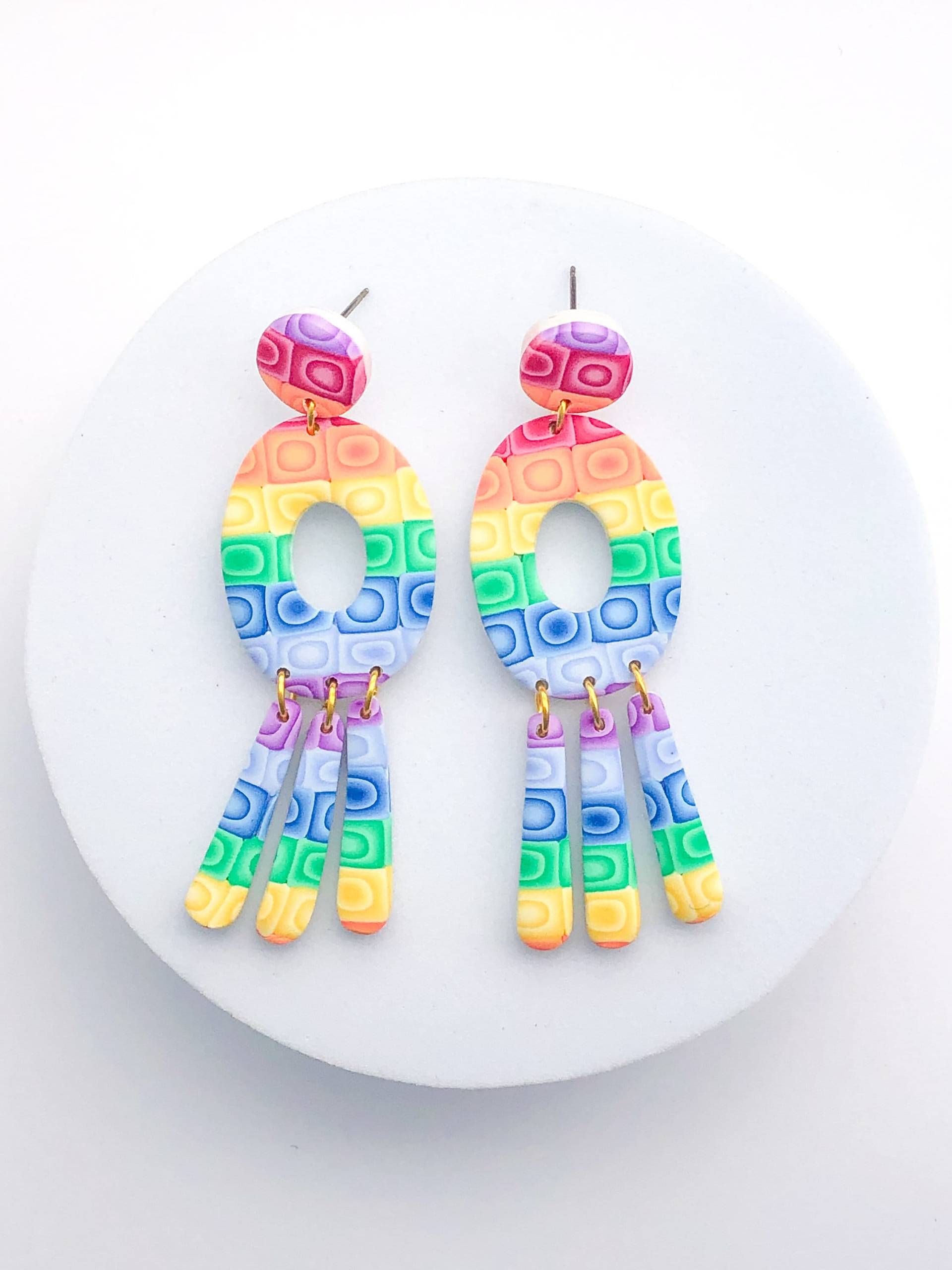 Funky Regenbogen Baumeln Ohrringe, Statement Ohrringe von ElleBeeClay