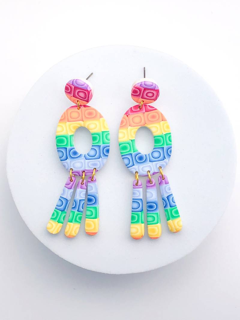 Funky Regenbogen Baumeln Ohrringe, Statement Ohrringe von ElleBeeClay