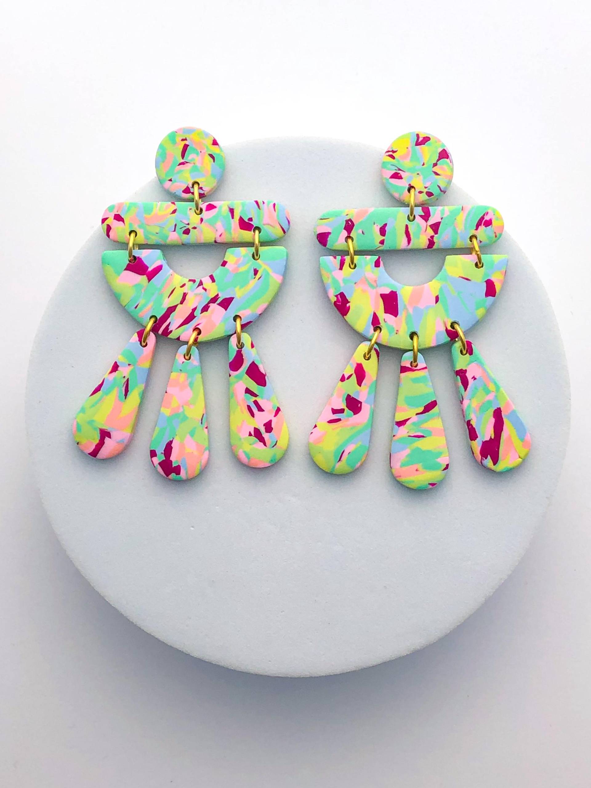 Grün Rosa Marmorierte Ohrring, Island Beach Vibes, Statement Baumeln, Leichte Schmuck Aus Polymer-Ton, Für Empfindliche Ohren, Frau Im Besitz von ElleBeeClay