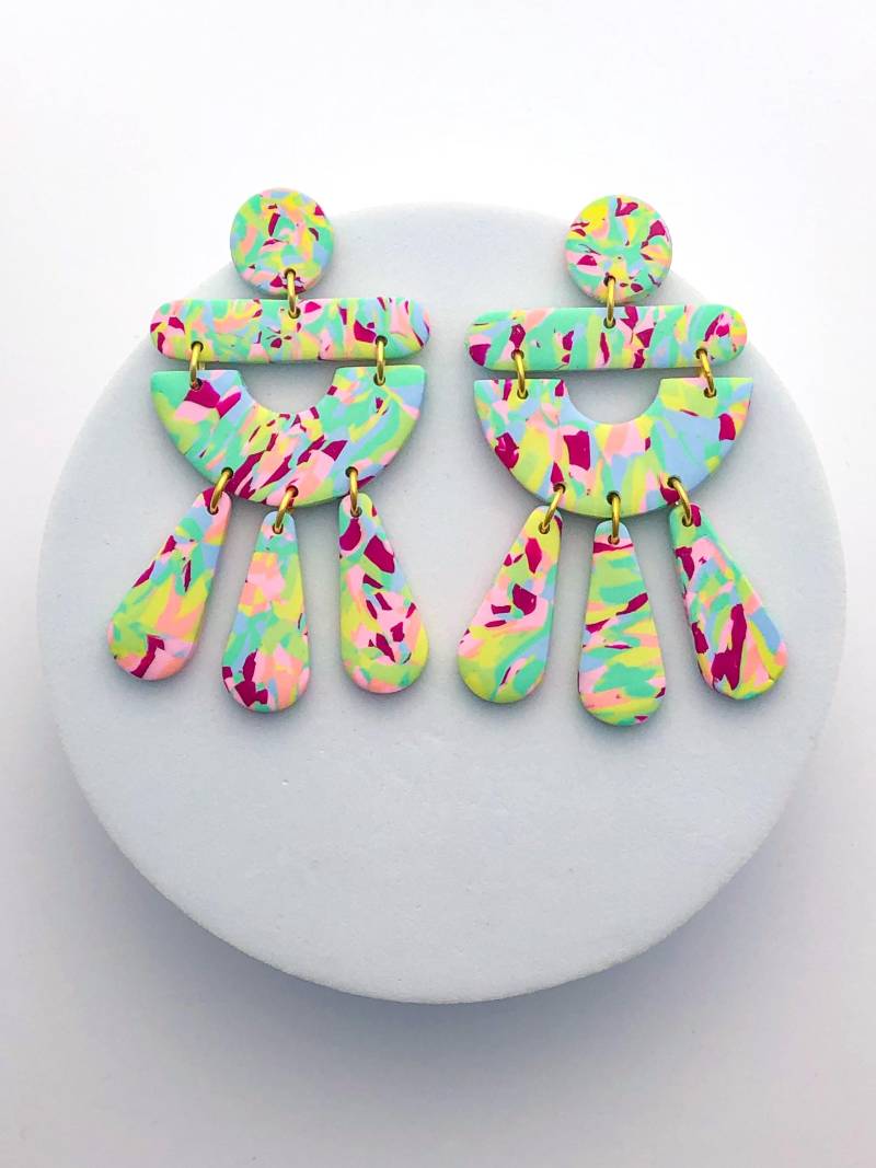 Grün Rosa Marmorierte Ohrring, Island Beach Vibes, Statement Baumeln, Leichte Schmuck Aus Polymer-Ton, Für Empfindliche Ohren, Frau Im Besitz von ElleBeeClay