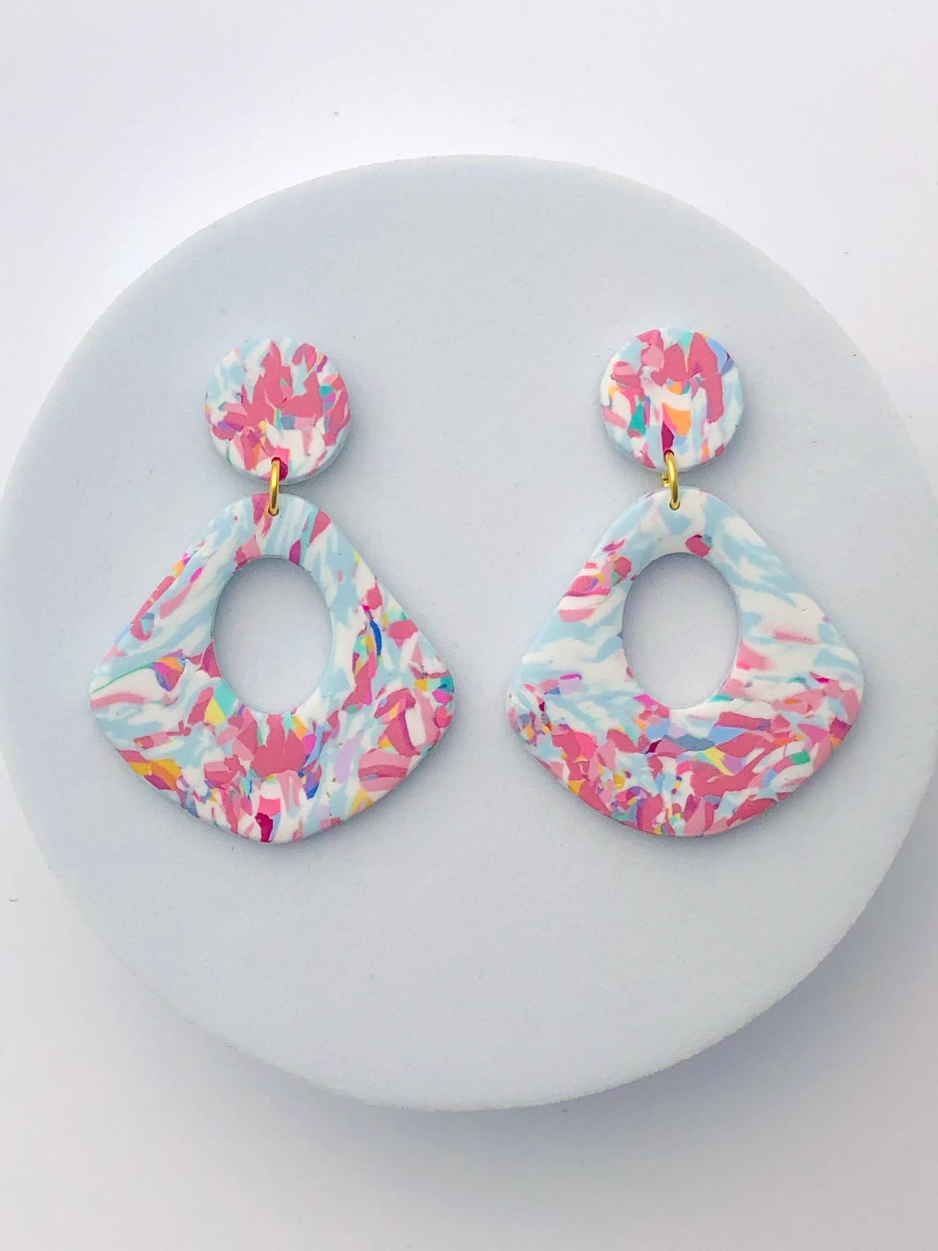 Helle Bunte Ohrringe, Sommer Schmuck Für Sie, Leichte Handgemachte Polymer-Ton, Empfindliche Ohren, Blau Und Rosa Marmoriert von ElleBeeClay