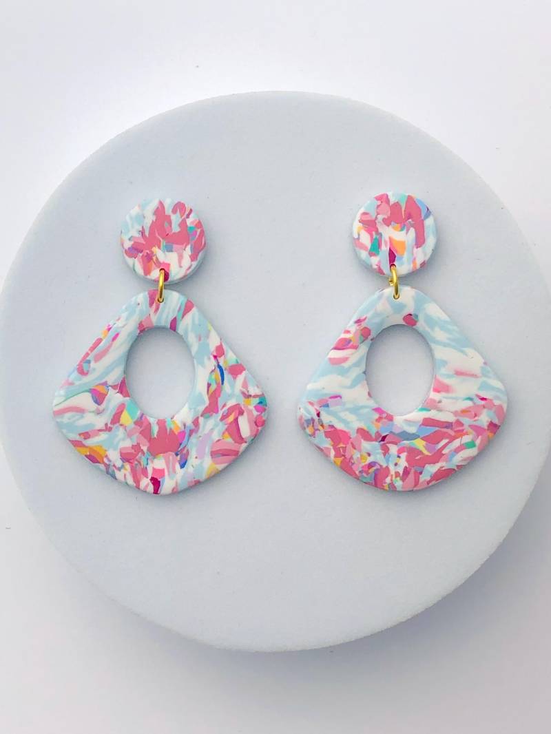 Helle Bunte Ohrringe, Sommer Schmuck Für Sie, Leichte Handgemachte Polymer-Ton, Empfindliche Ohren, Blau Und Rosa Marmoriert von ElleBeeClay