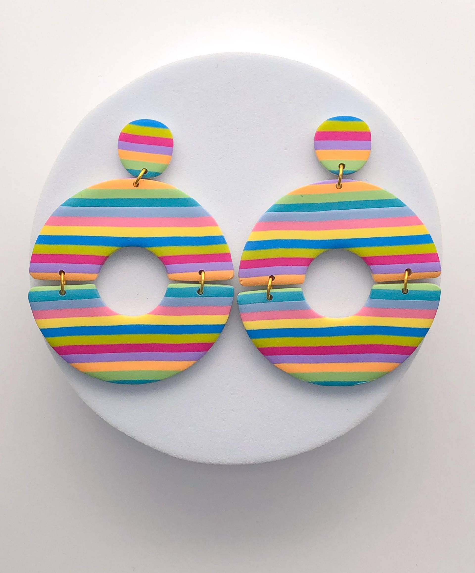 Helle Bunte Streifen Polymer Clay Ohrring, Funky Kreis Creolen, Leichtes Handgemachtes Geschenk Für Sie, Empfindliche Ohren von ElleBeeClay