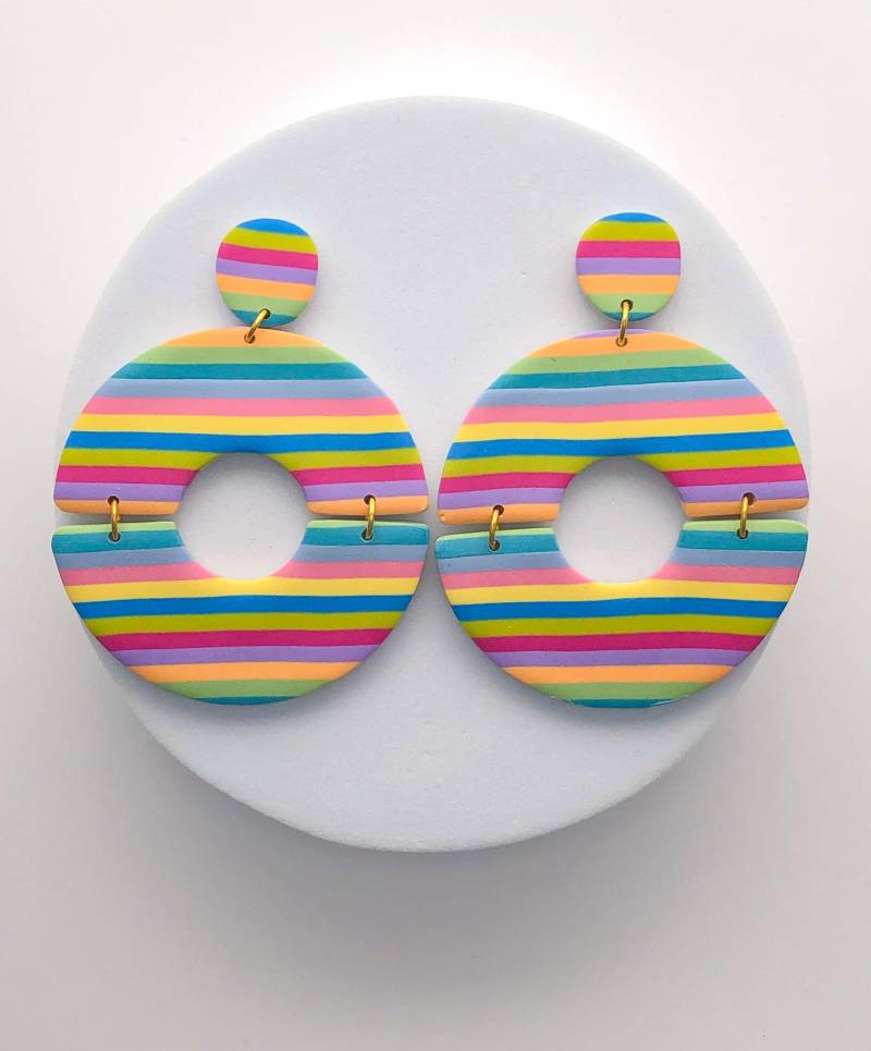 Helle Bunte Streifen Polymer Clay Ohrring, Funky Kreis Creolen, Leichtes Handgemachtes Geschenk Für Sie, Empfindliche Ohren von ElleBeeClay