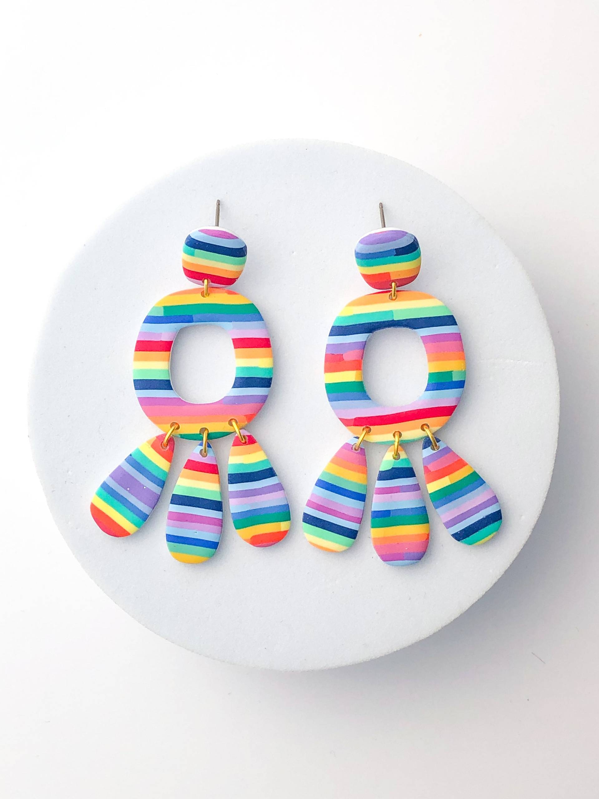Helle Regenbogen Streifen Polymer Clay Ohrring, Funky Bunte Baumeln Für Frühling Und Sommer, Leichtes Handgemachtes Geschenk Sie, Empfindliche Ohren von ElleBeeClay