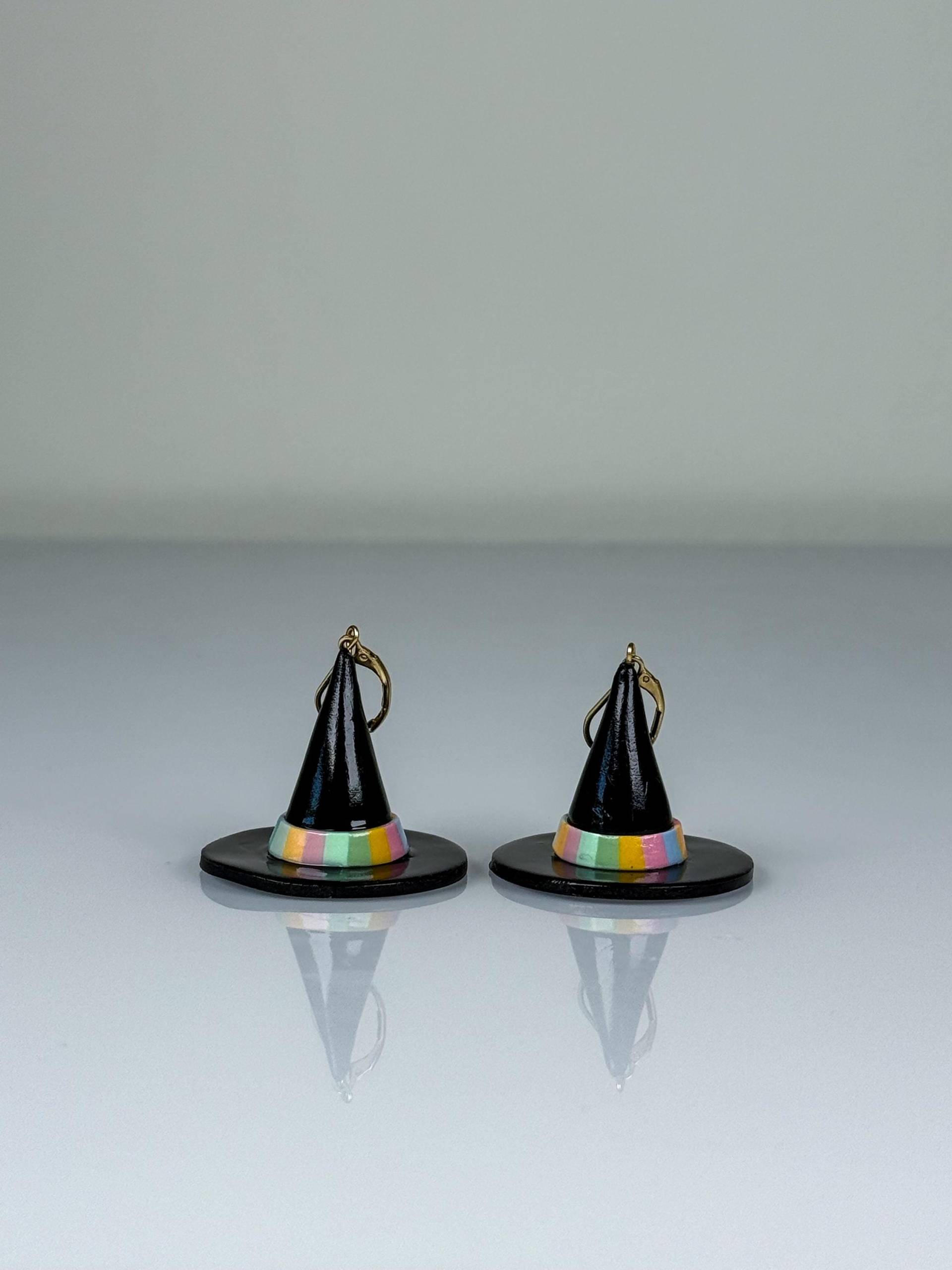 Hexenhut Ohrring, Regenbogen Streifen Halloween Hut, Gruselige Magie, Polymer Clay Schmuck, Leichtes Handgemachtes Lehrer Geschenk, Herbst Accessoire von ElleBeeClay