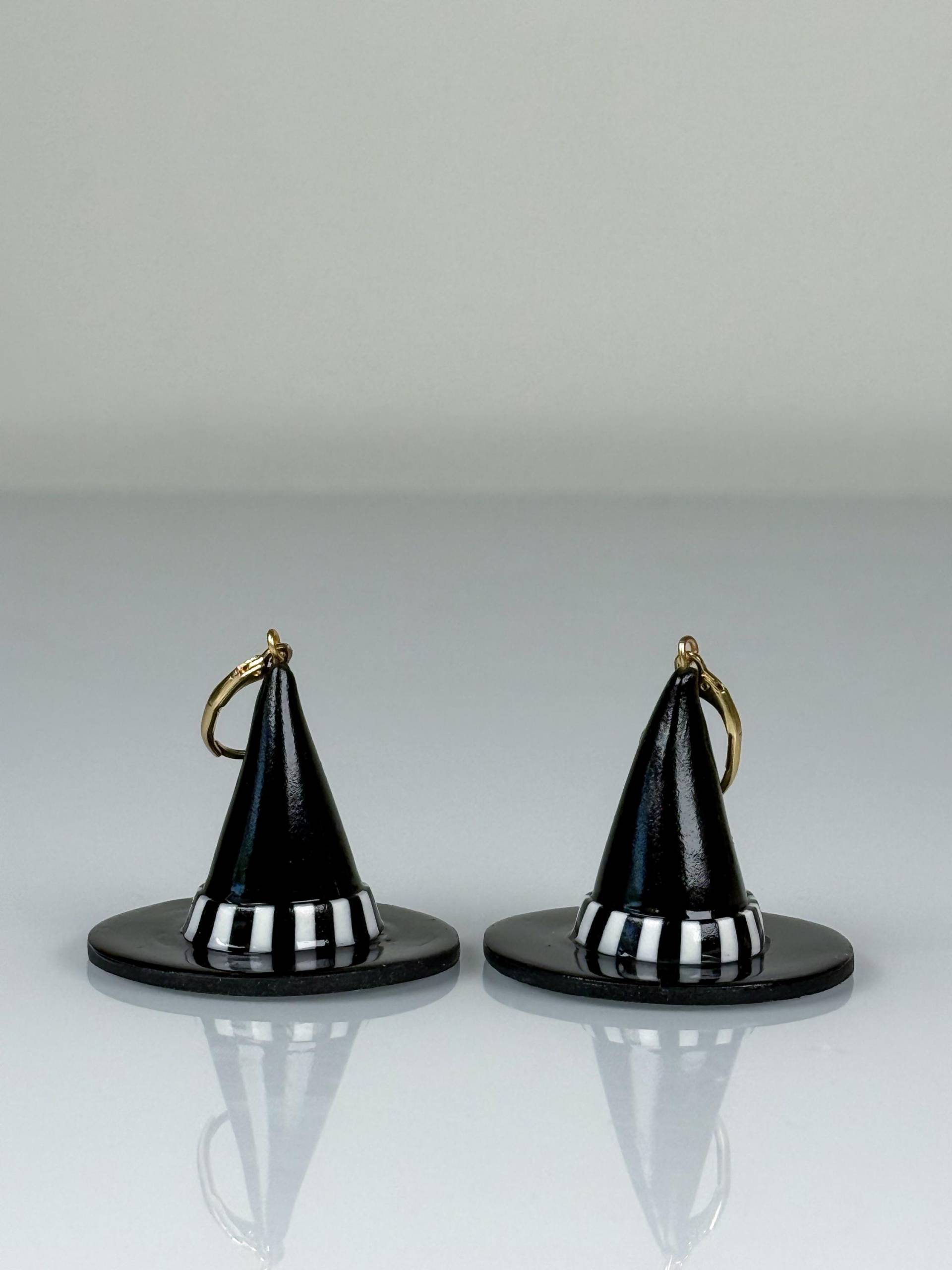 Hexenhut Ohrring, Schwarz Weiß Streifen Halloween Hut, Gruselige Magie, Polymer Clay Schmuck, Leichtes Handgemachtes Lehrer Geschenk, Herbst von ElleBeeClay